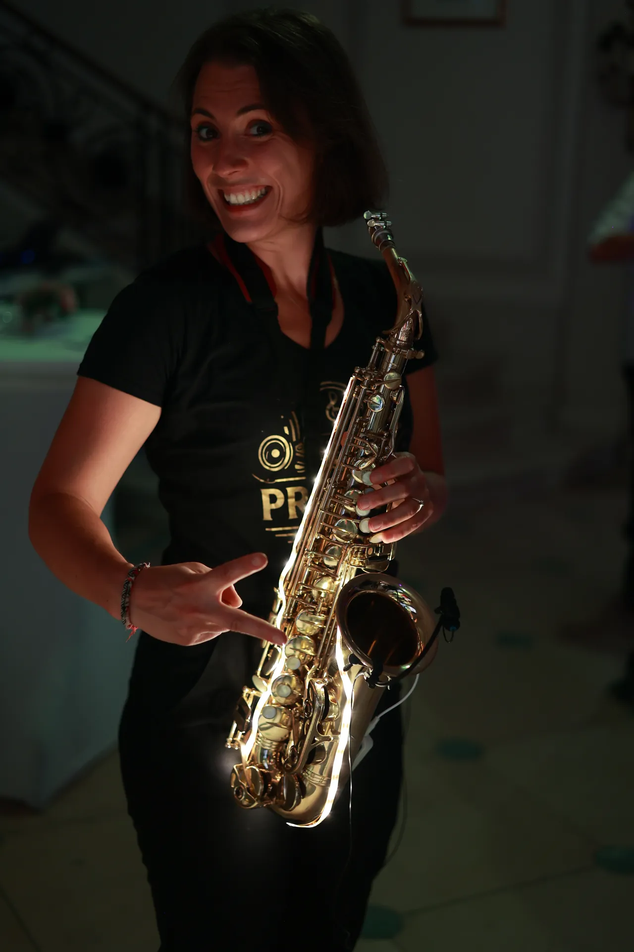 Le saxophone illuminé, dans la pénombre