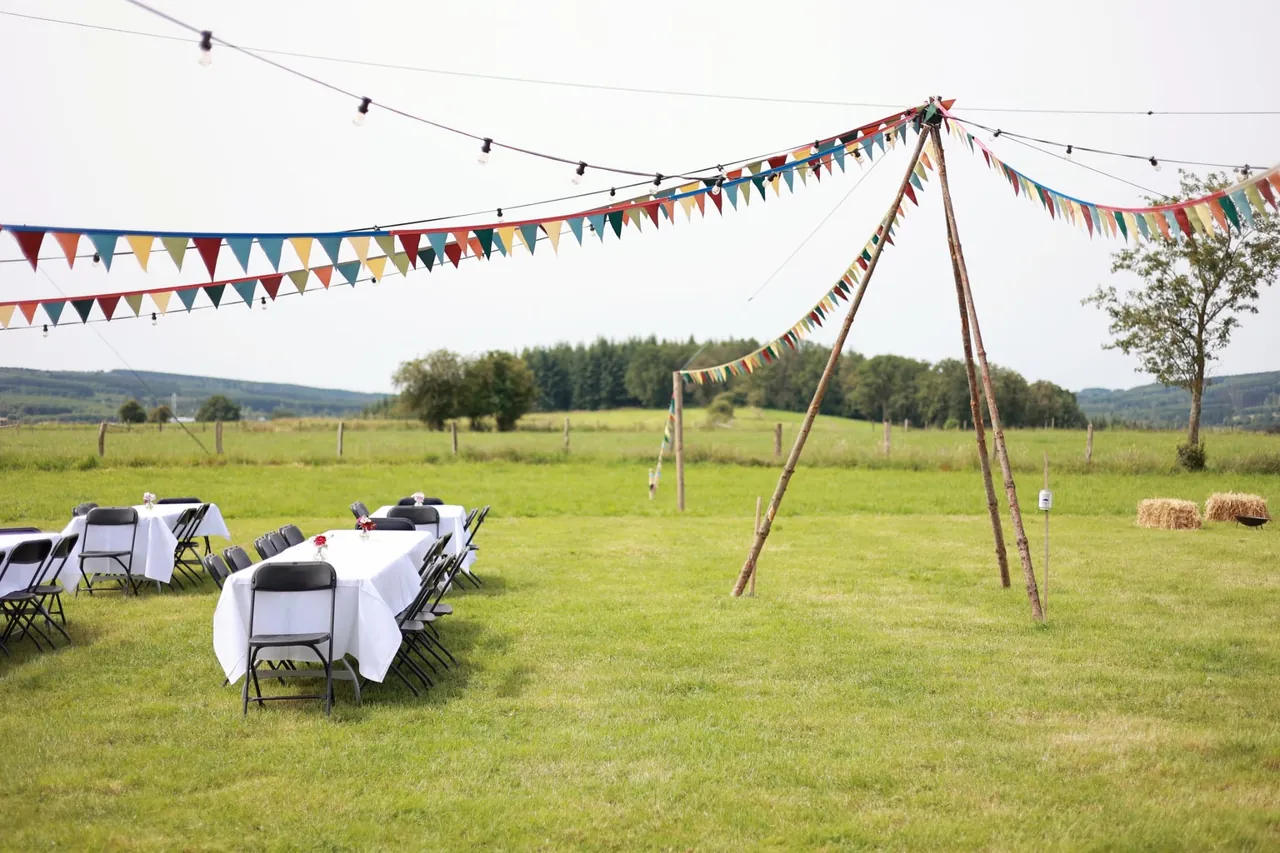 Les tables dressées dans le pré