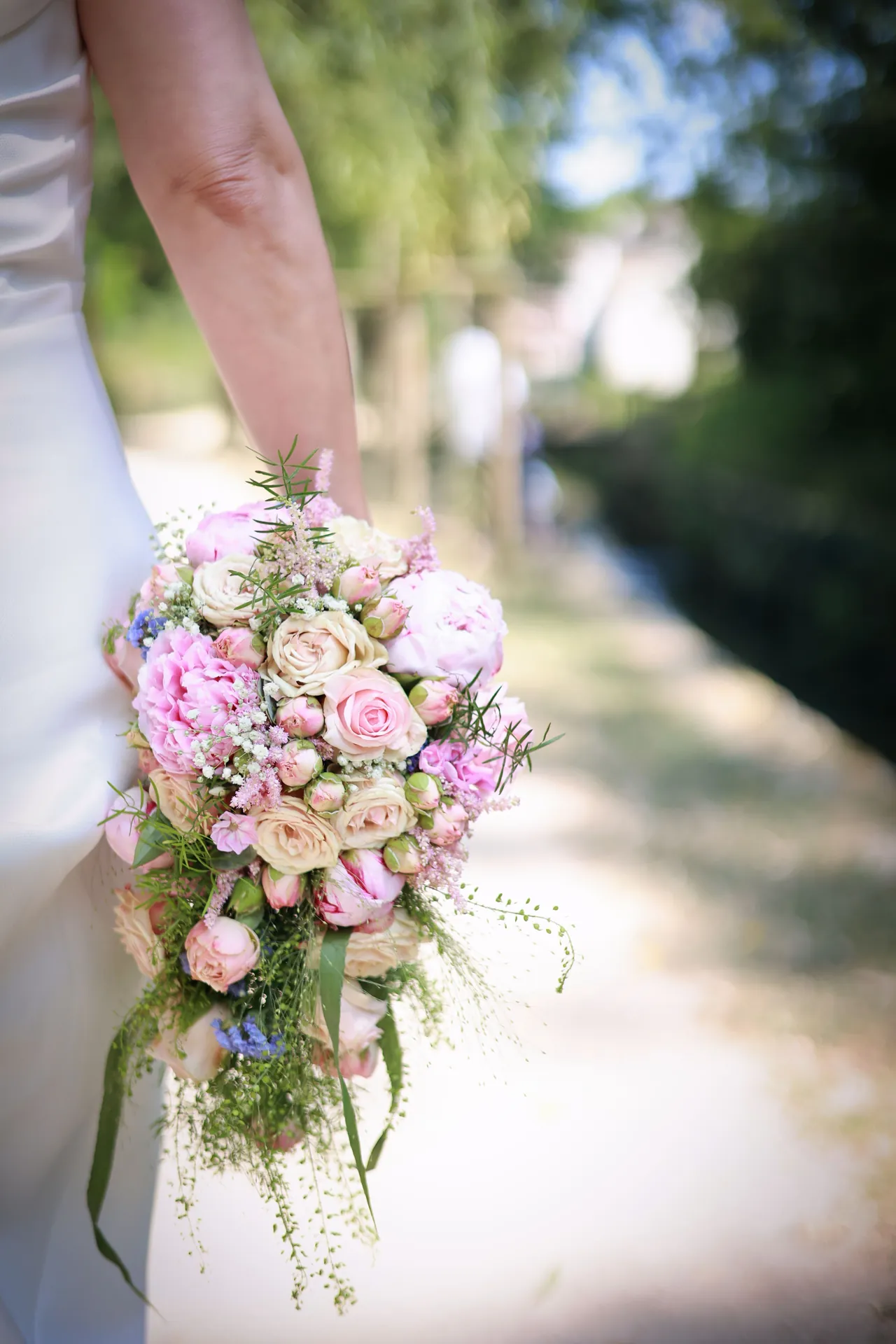 Un bouquet de roses tombant le long de la robe