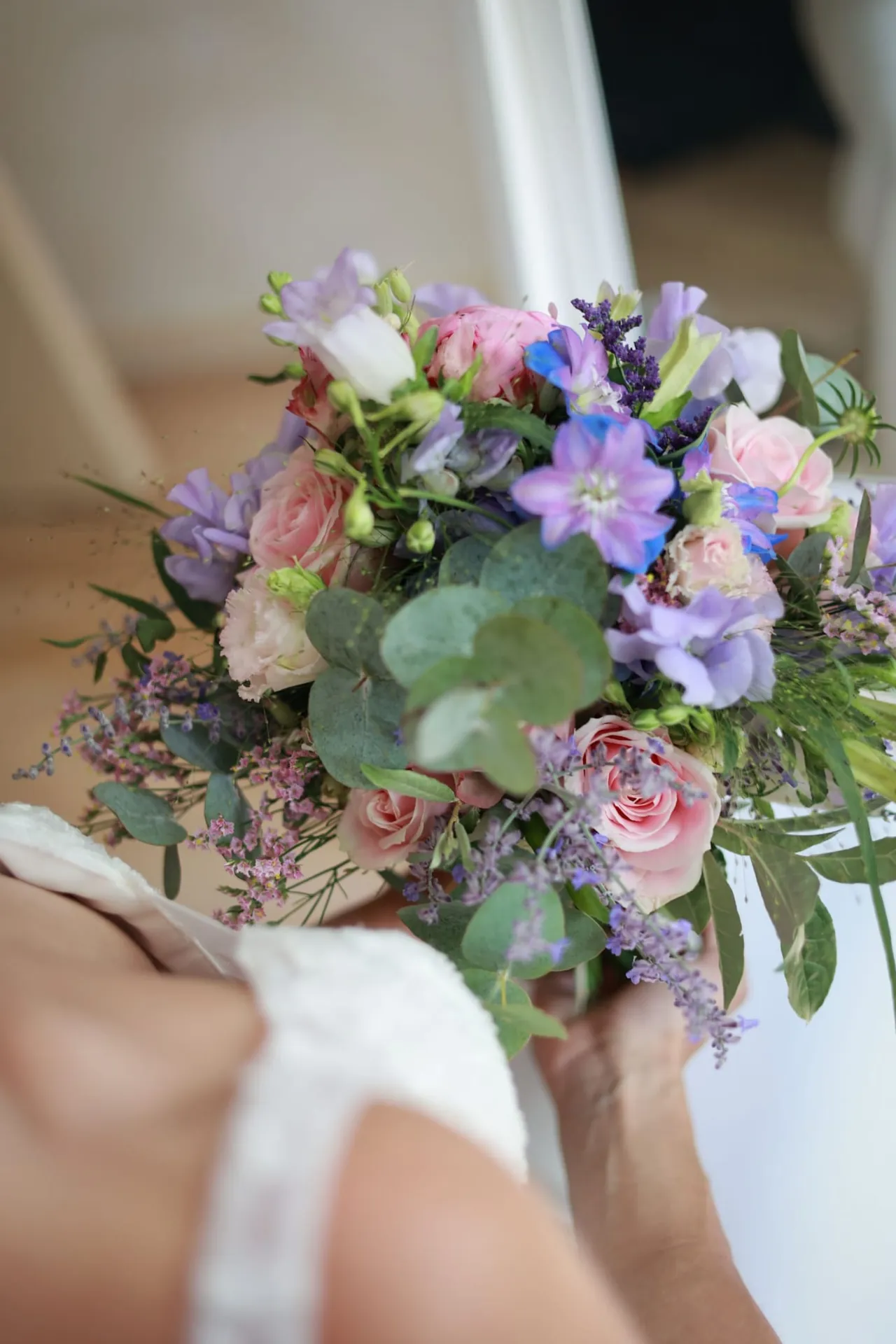Le bouquet pastel tenu à deux mains