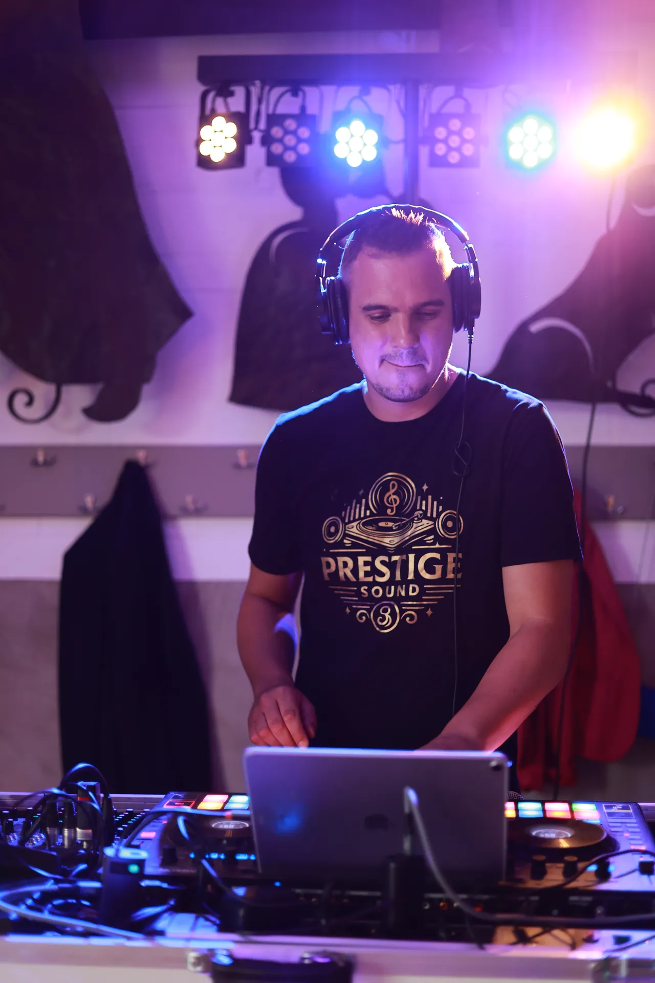 Aux platines, sous les projecteurs