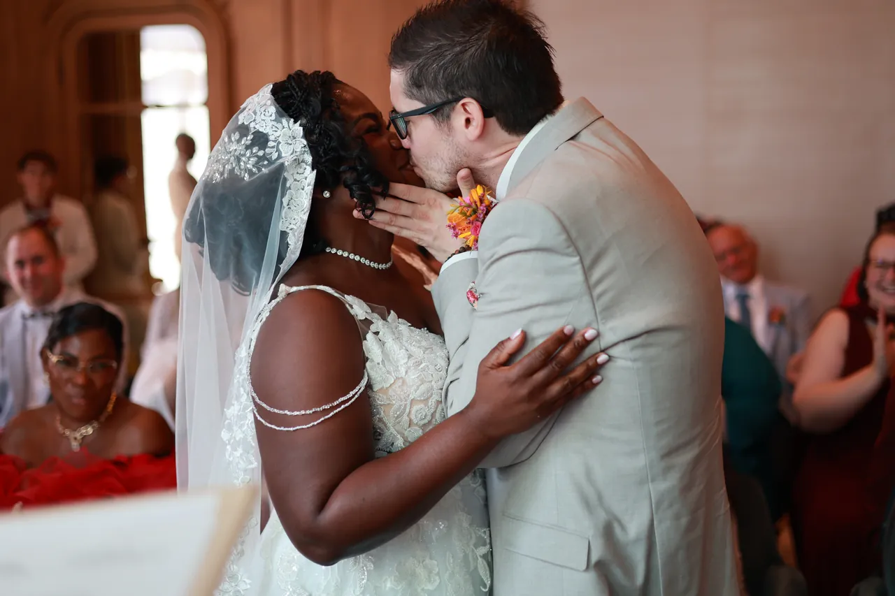 Le premier baiser, devant les invités