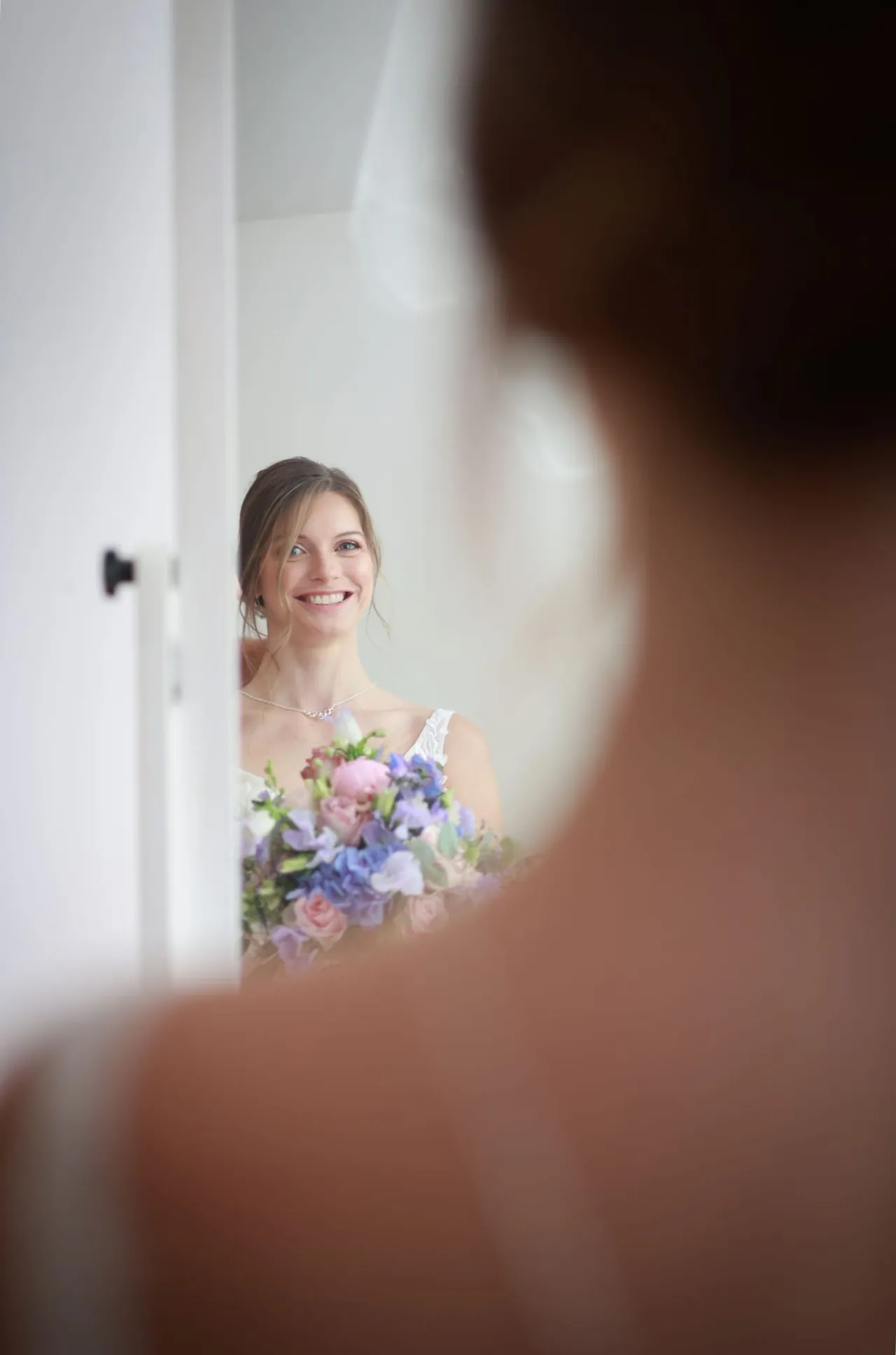 Un sourire dans le miroir, bouquet en main