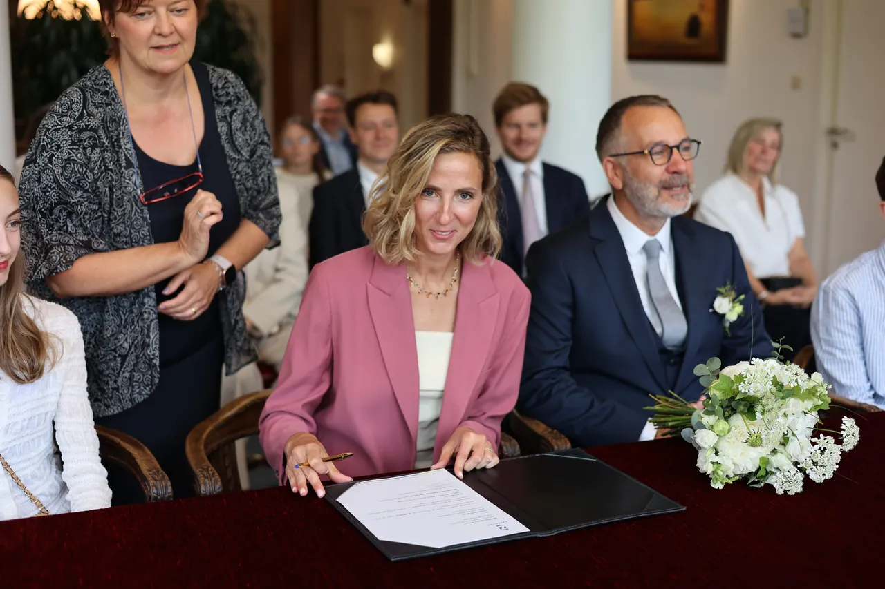 La signature, à la table rouge de la maison communale