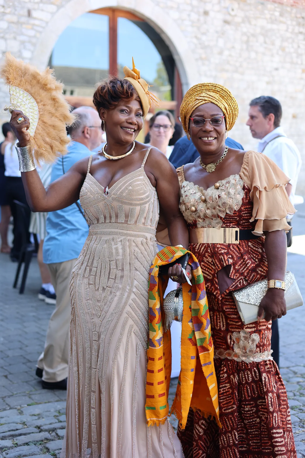 Tenues de fête et éventail, tout sourire