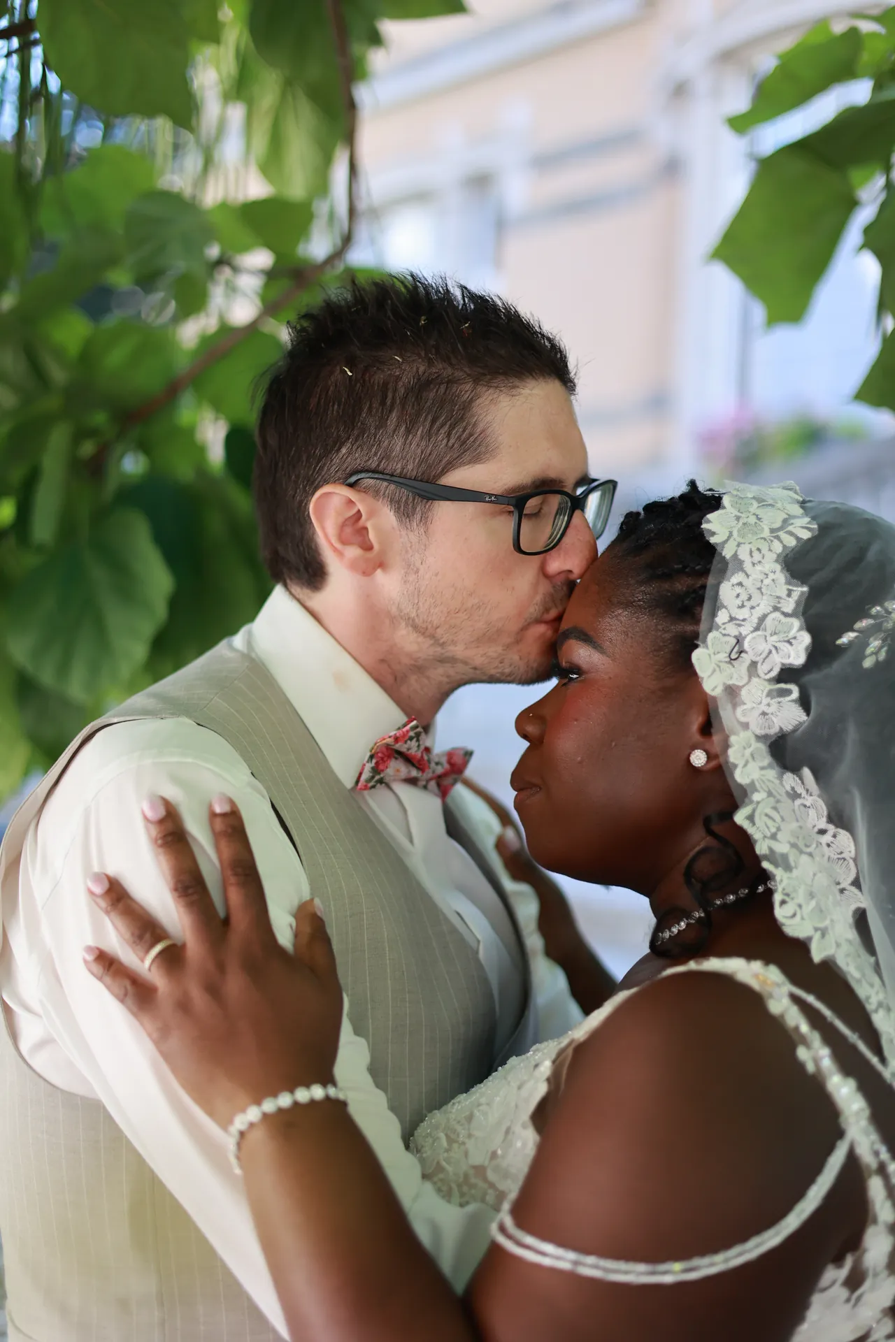 Un baiser sur le front, une main sur le cœur