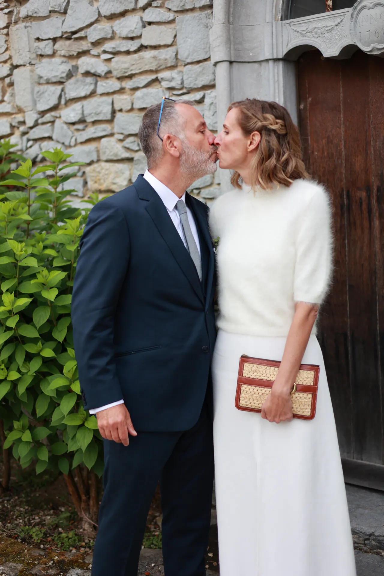 Un baiser devant la vieille porte en bois