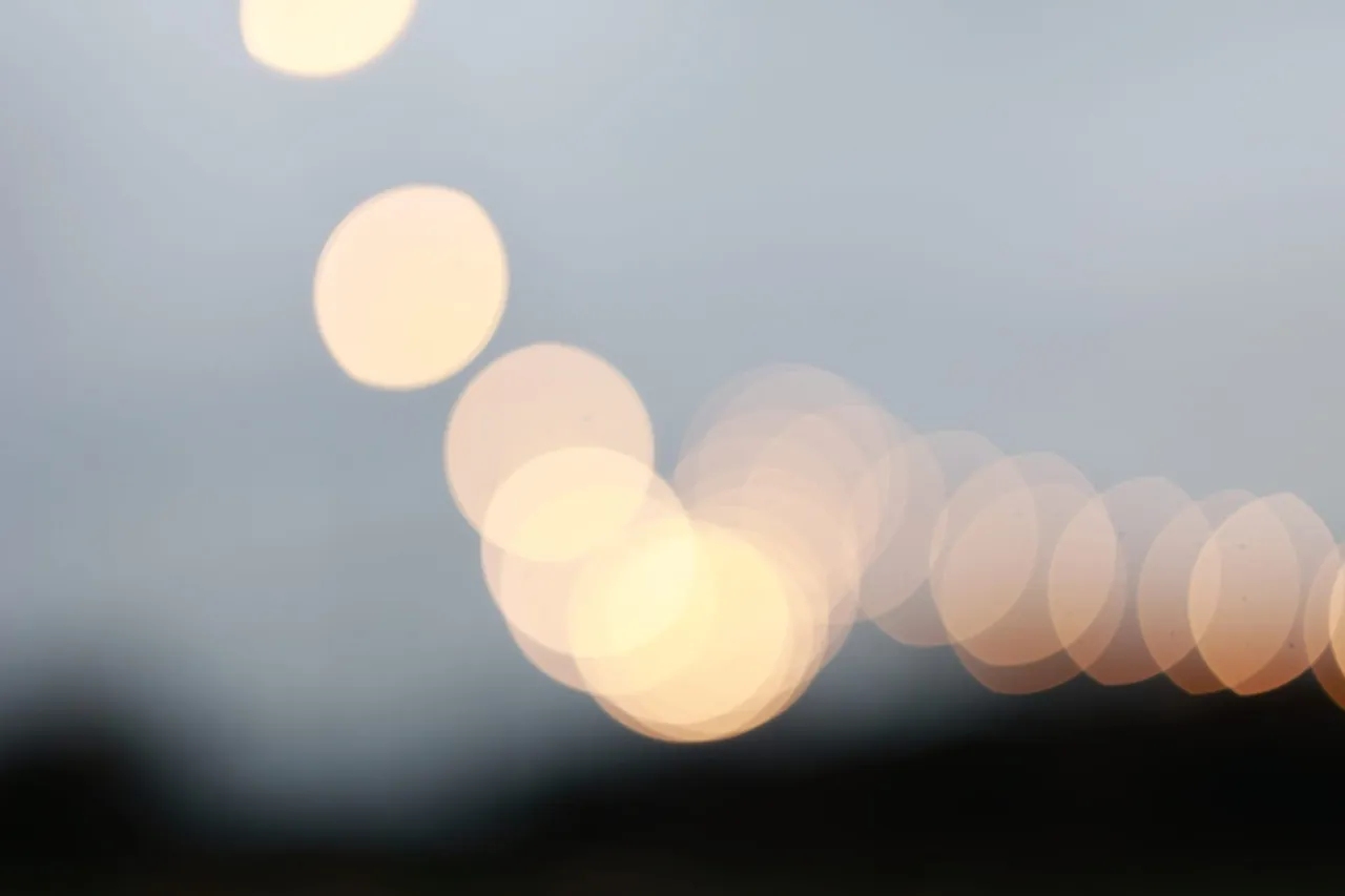 Des halos de lumière dorée dans le ciel du soir