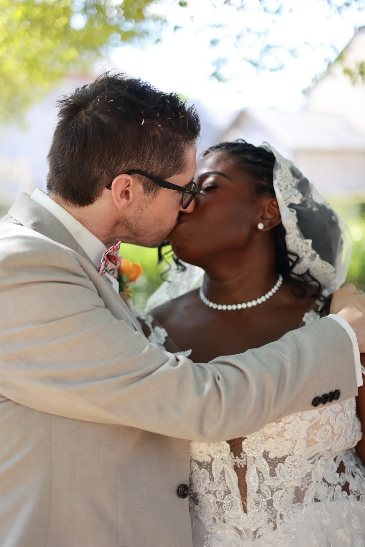 Un baiser sous les arbres