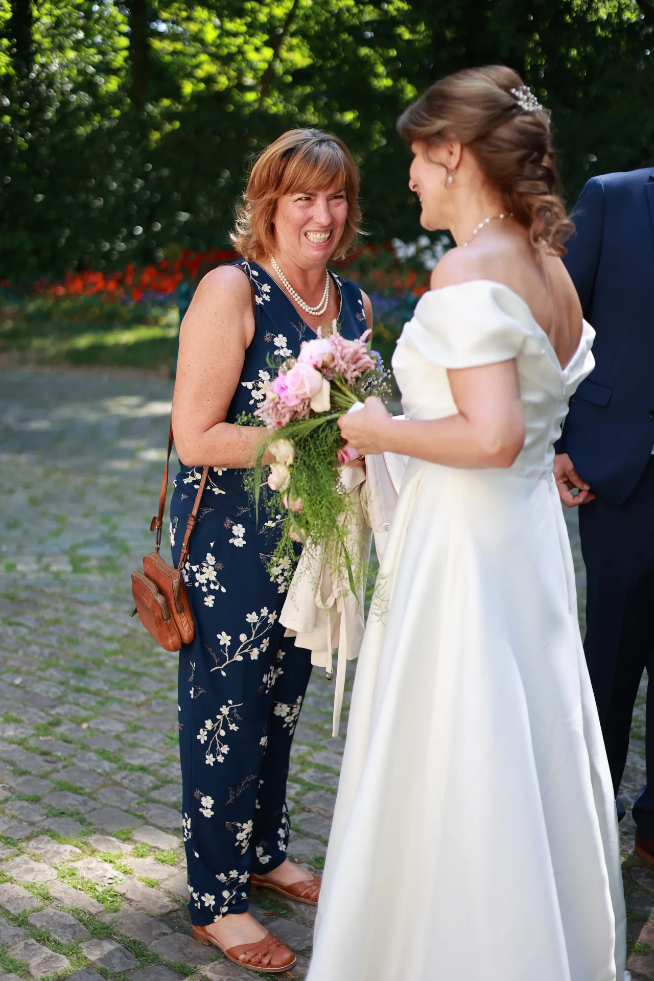 Des retrouvailles émues, bouquet en main