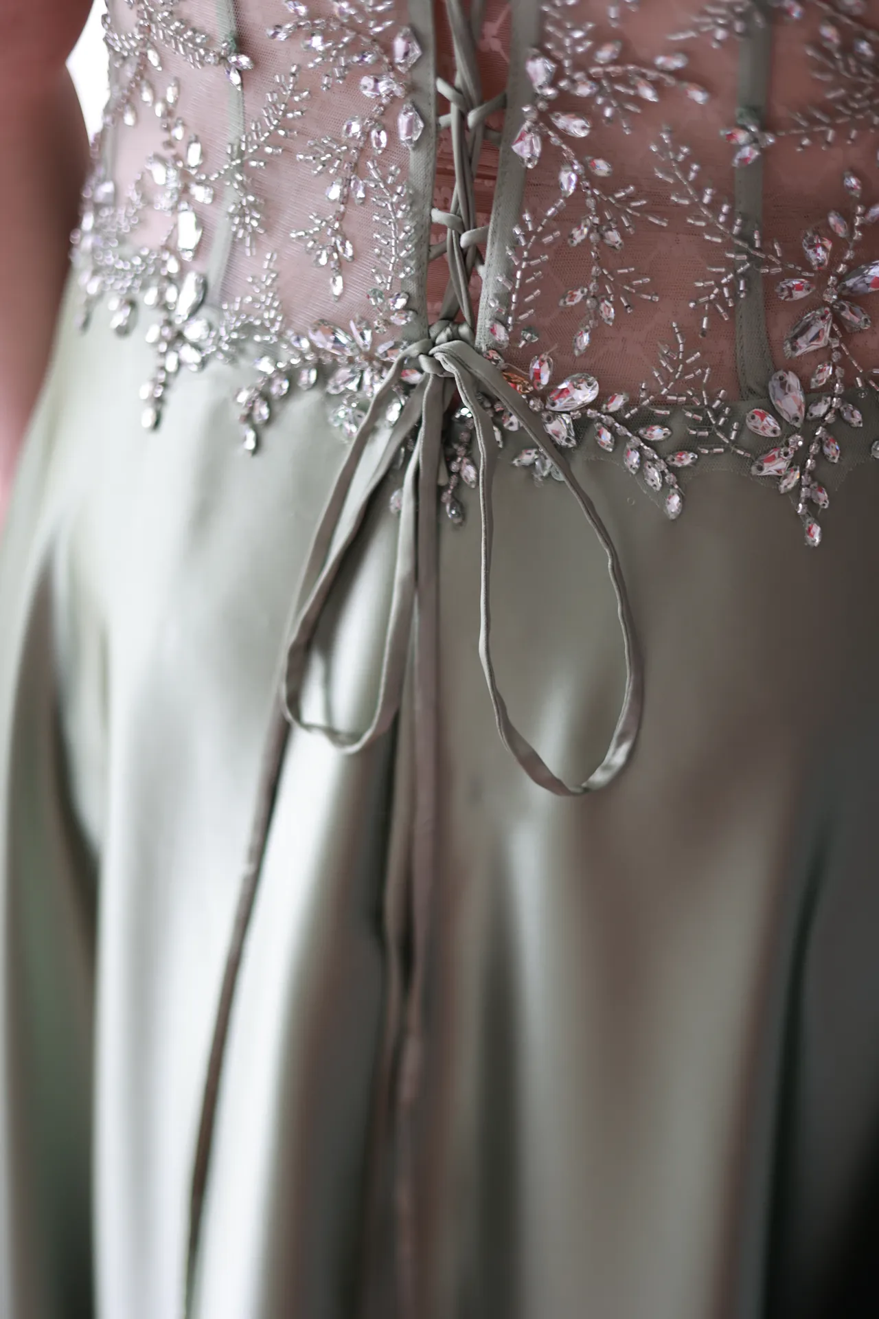Le laçage et les broderies perlées d'une robe satinée