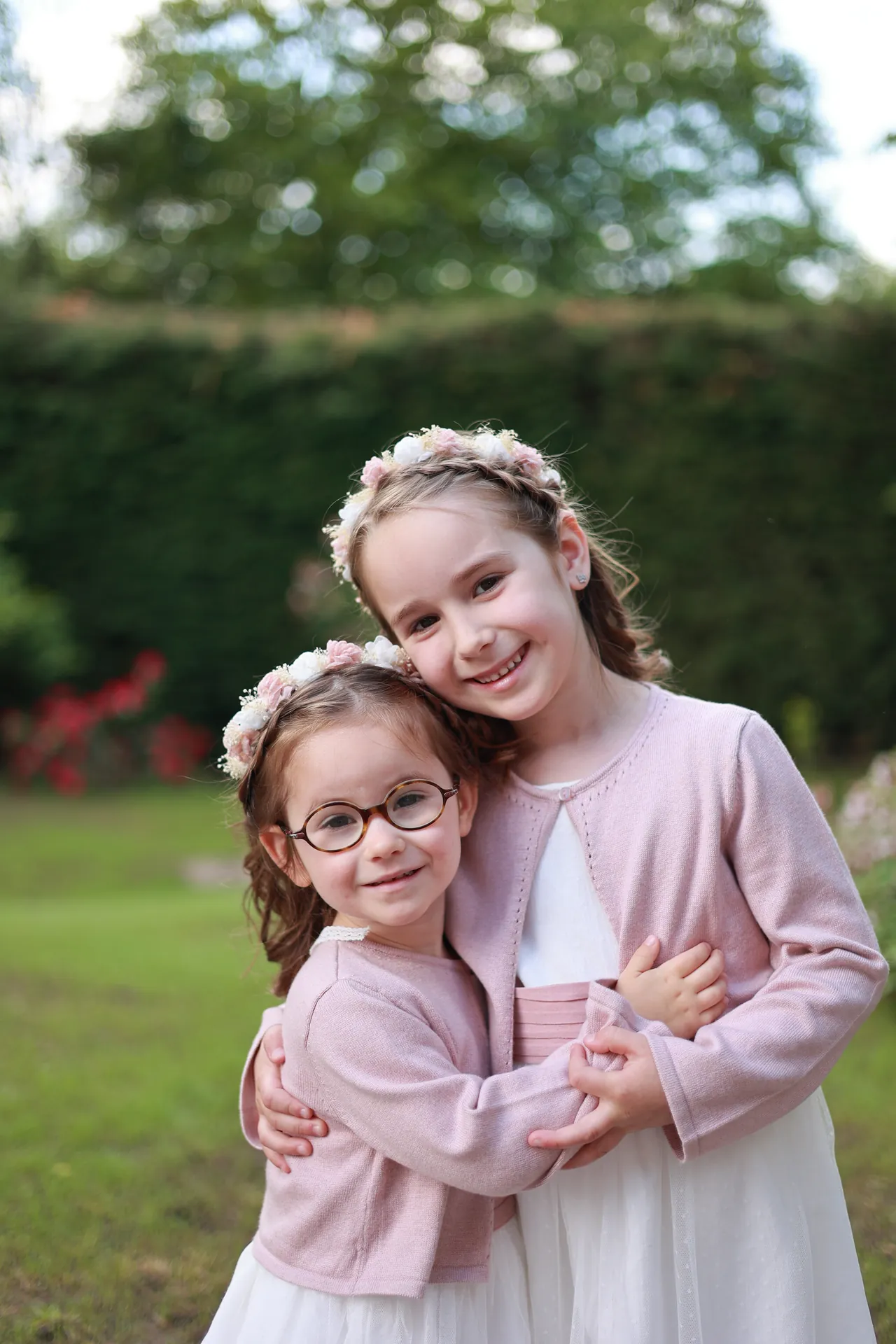 Deux enfants en couronnes de fleurs, serrés l'un contre l'autre