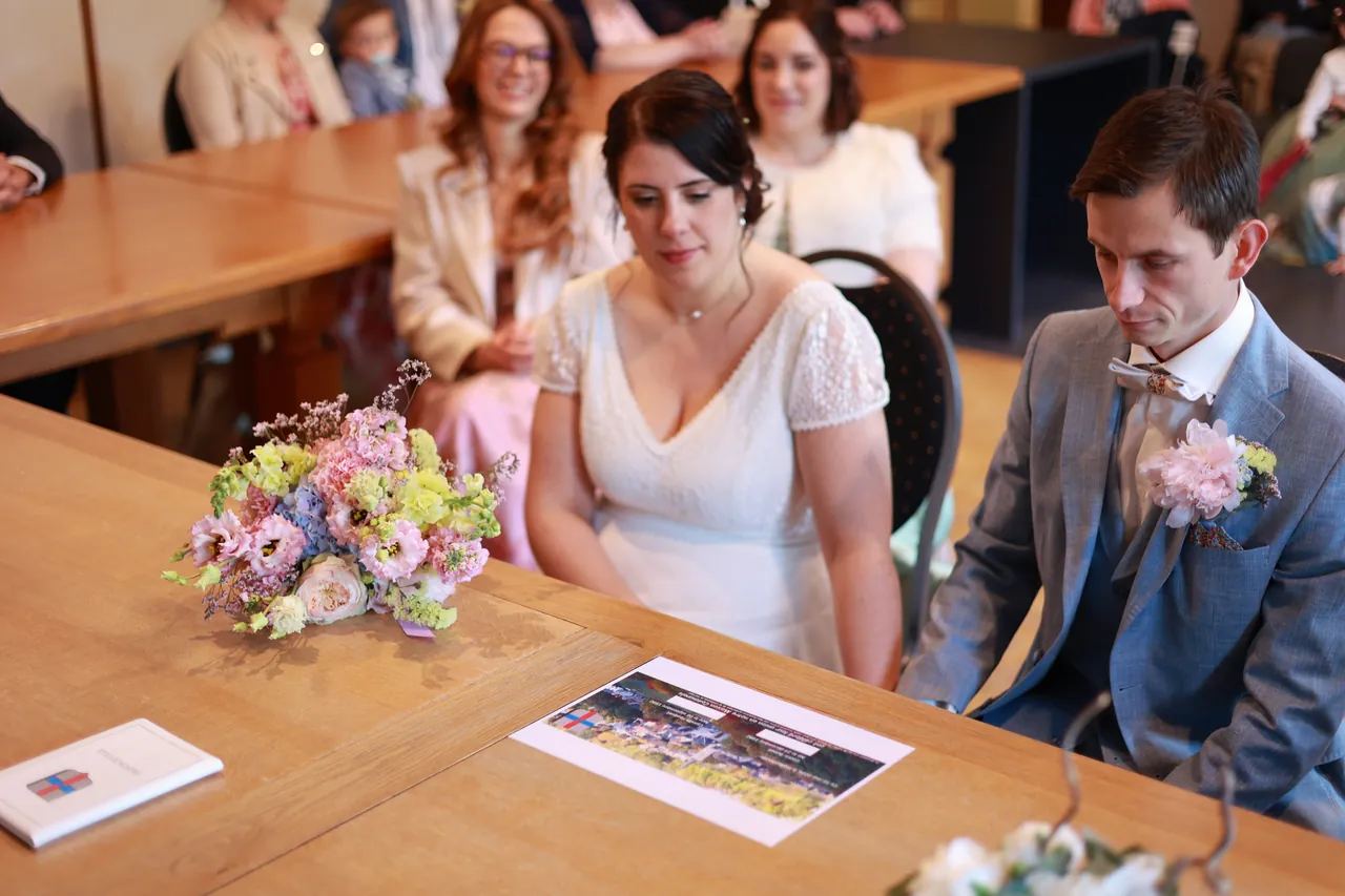Côte à côte à la maison communale, le bouquet sur la table