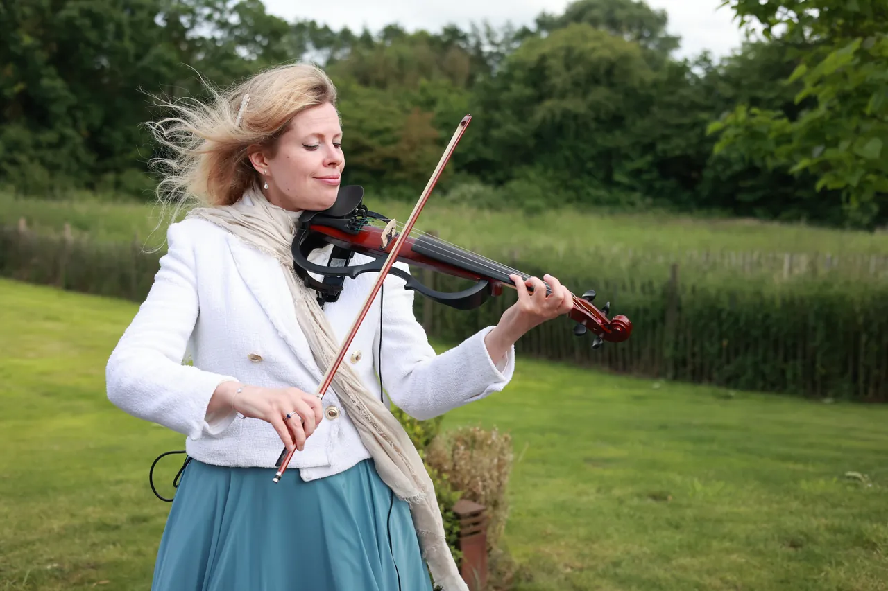 Le violon électrique en plein air, cheveux au vent