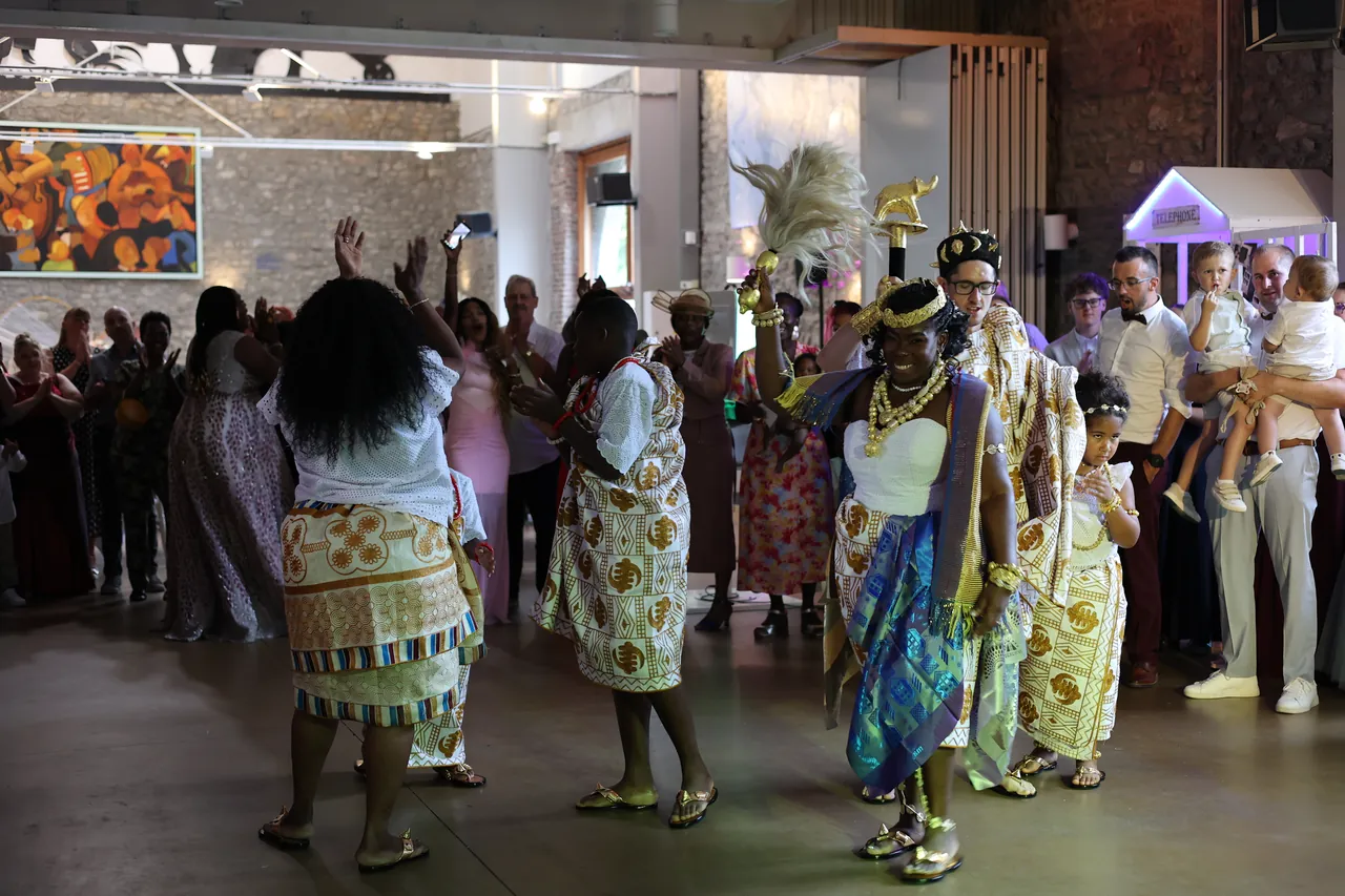 L'entrée dansée du cortège, en tenues traditionnelles