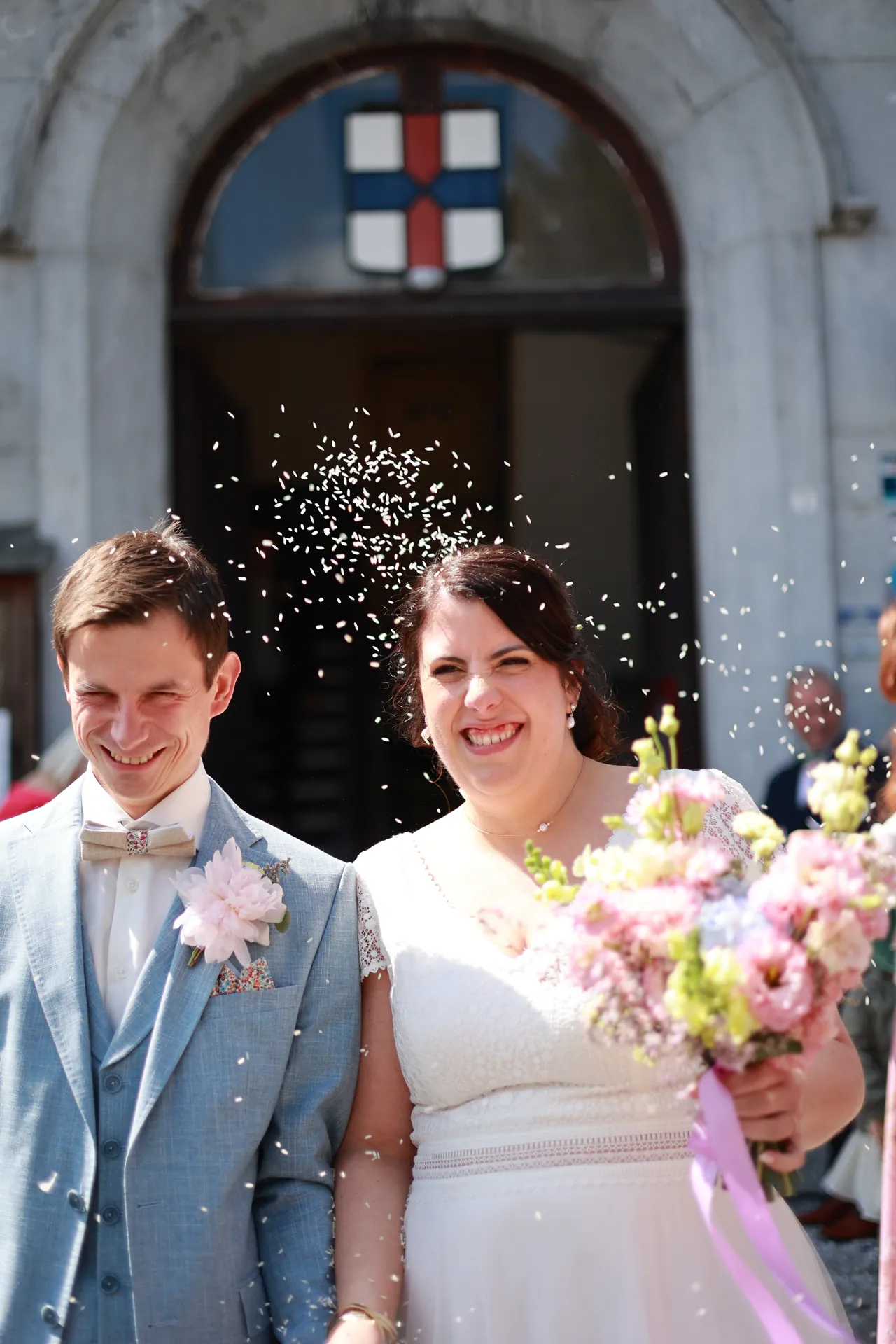Le couple radieux sous une gerbe de confettis