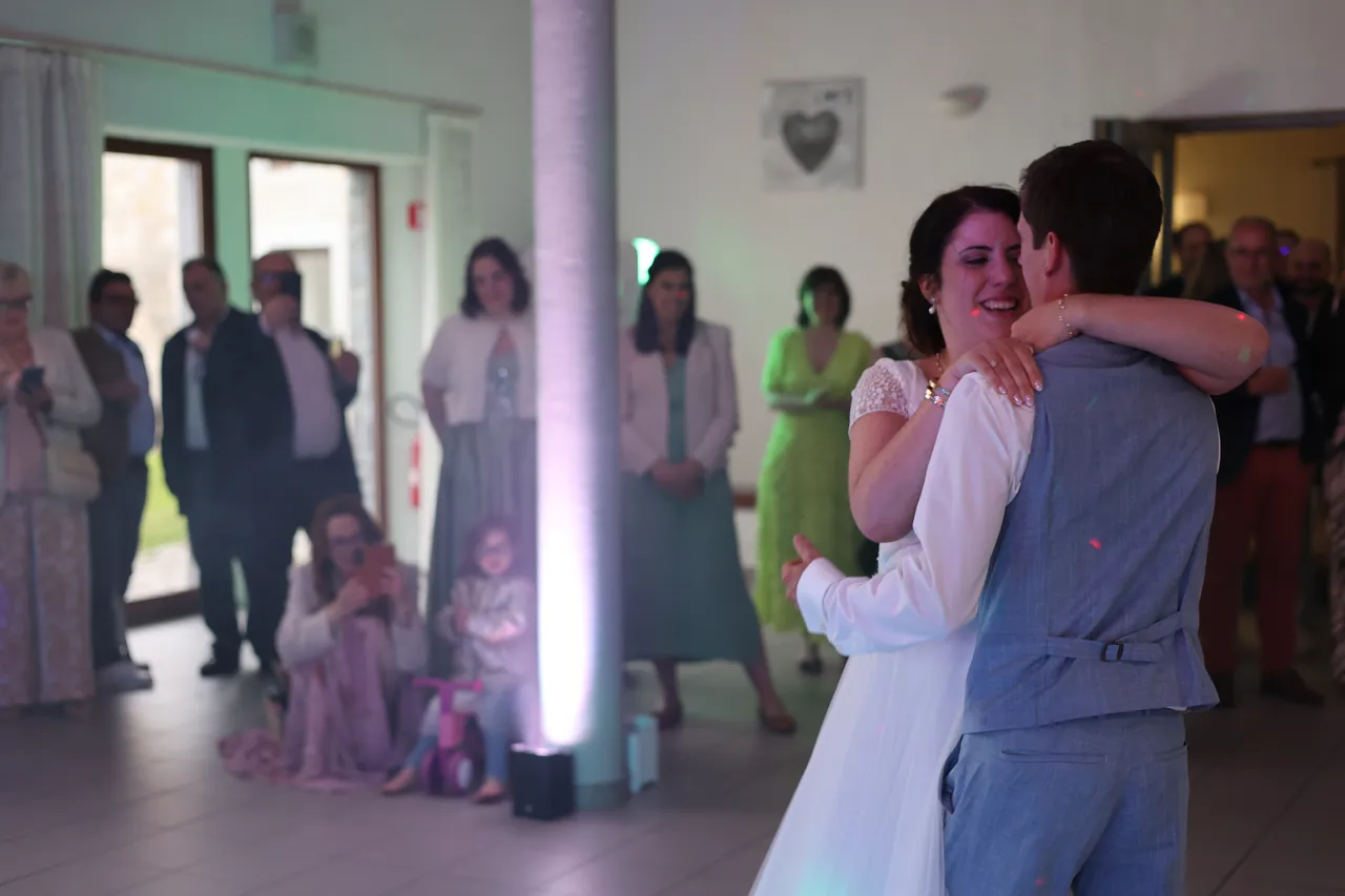 Une étreinte joyeuse à la fin de la danse