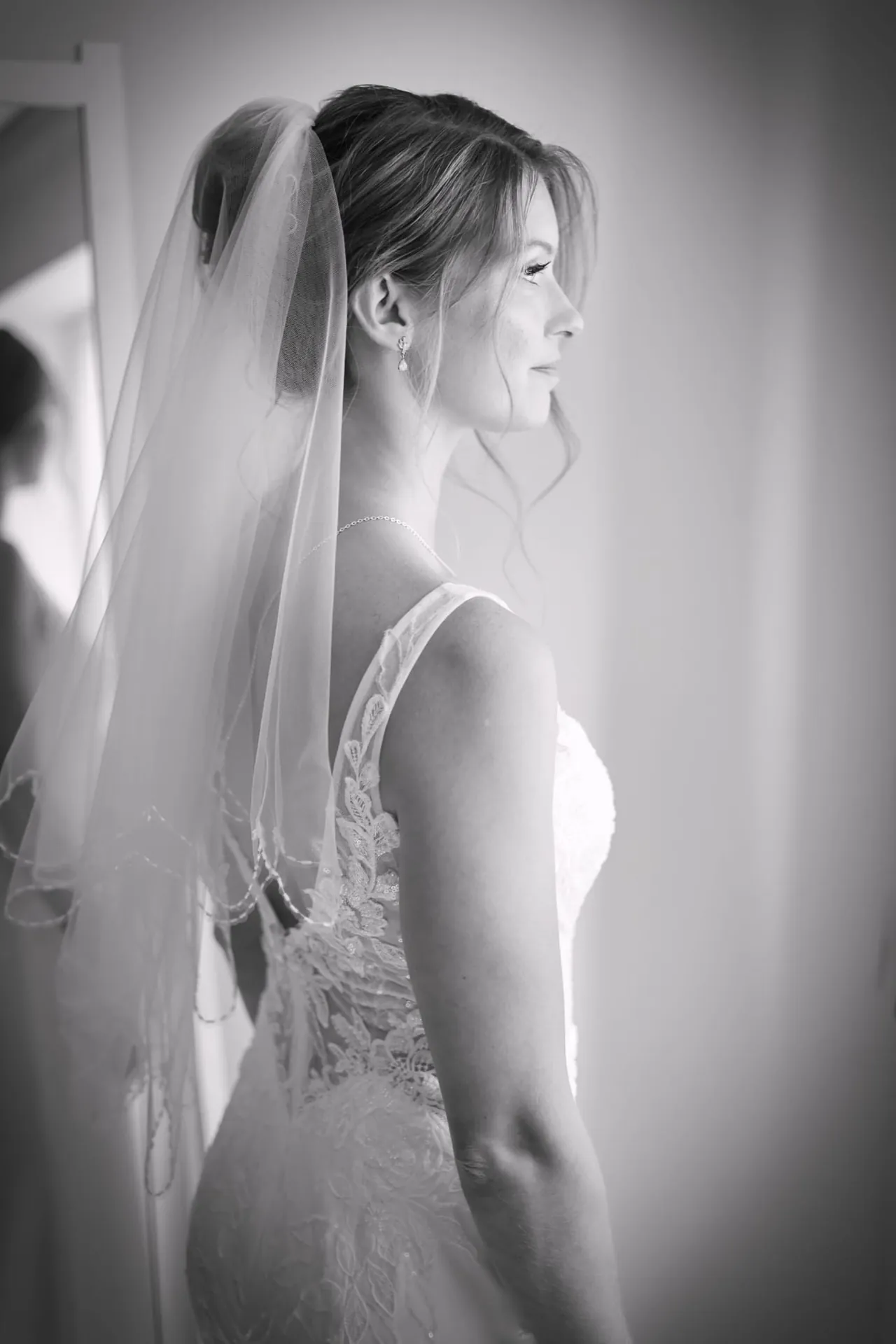 Portrait de profil sous le voile, en noir et blanc