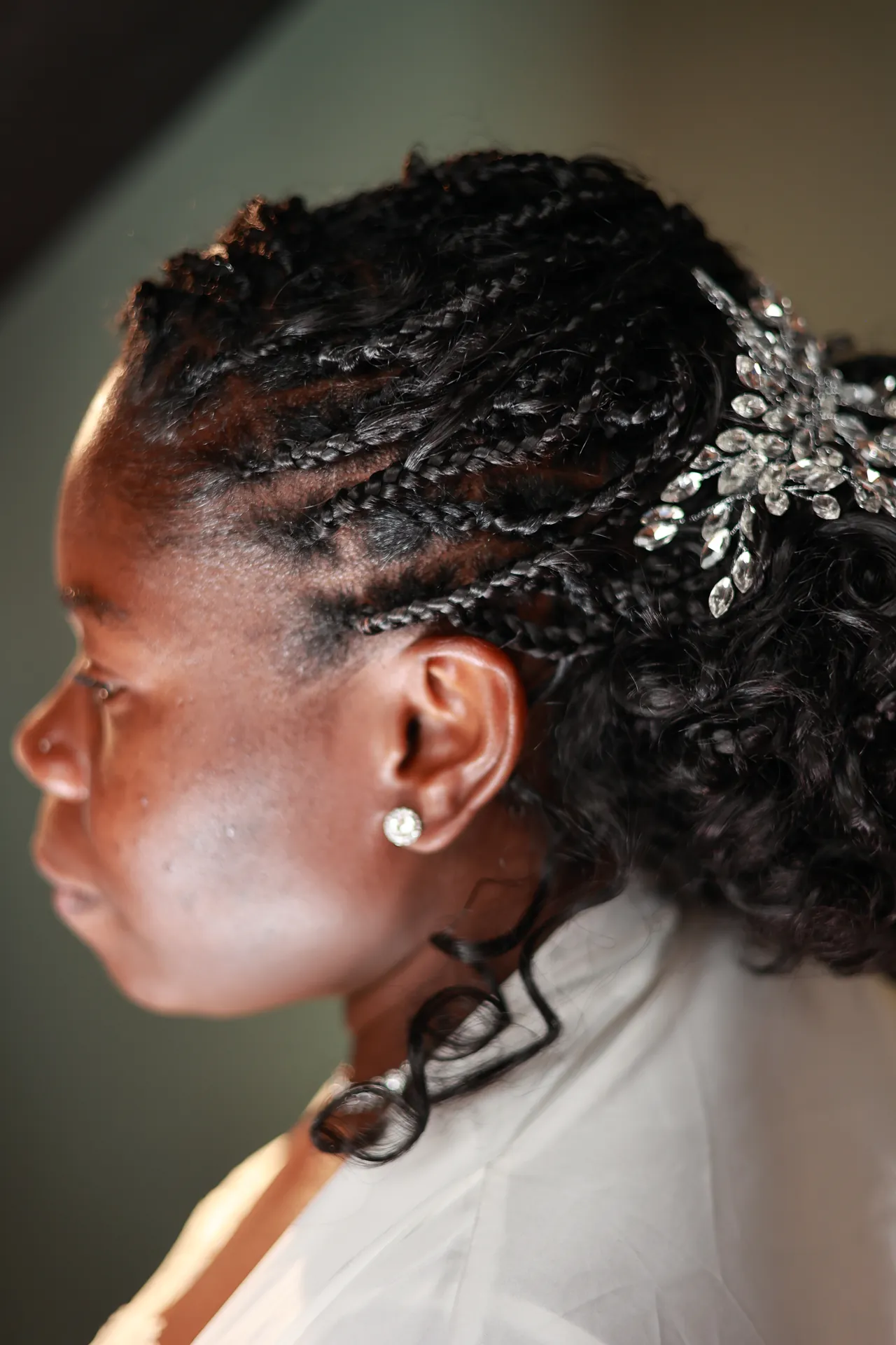 De profil, un bijou dans les tresses