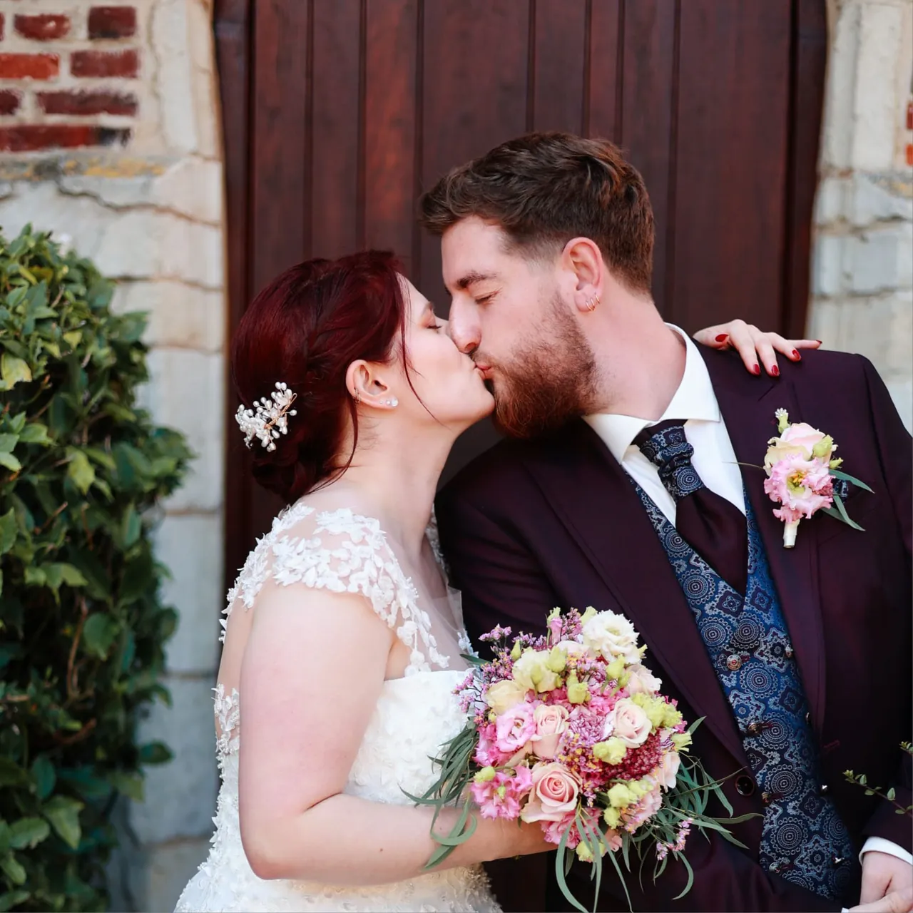 Le baiser devant la porte de l'église