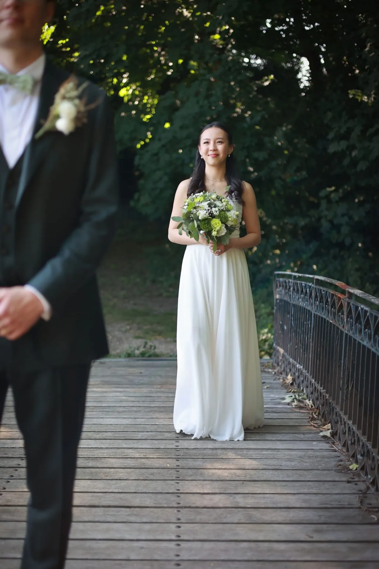 Le premier regard sur le pont de bois