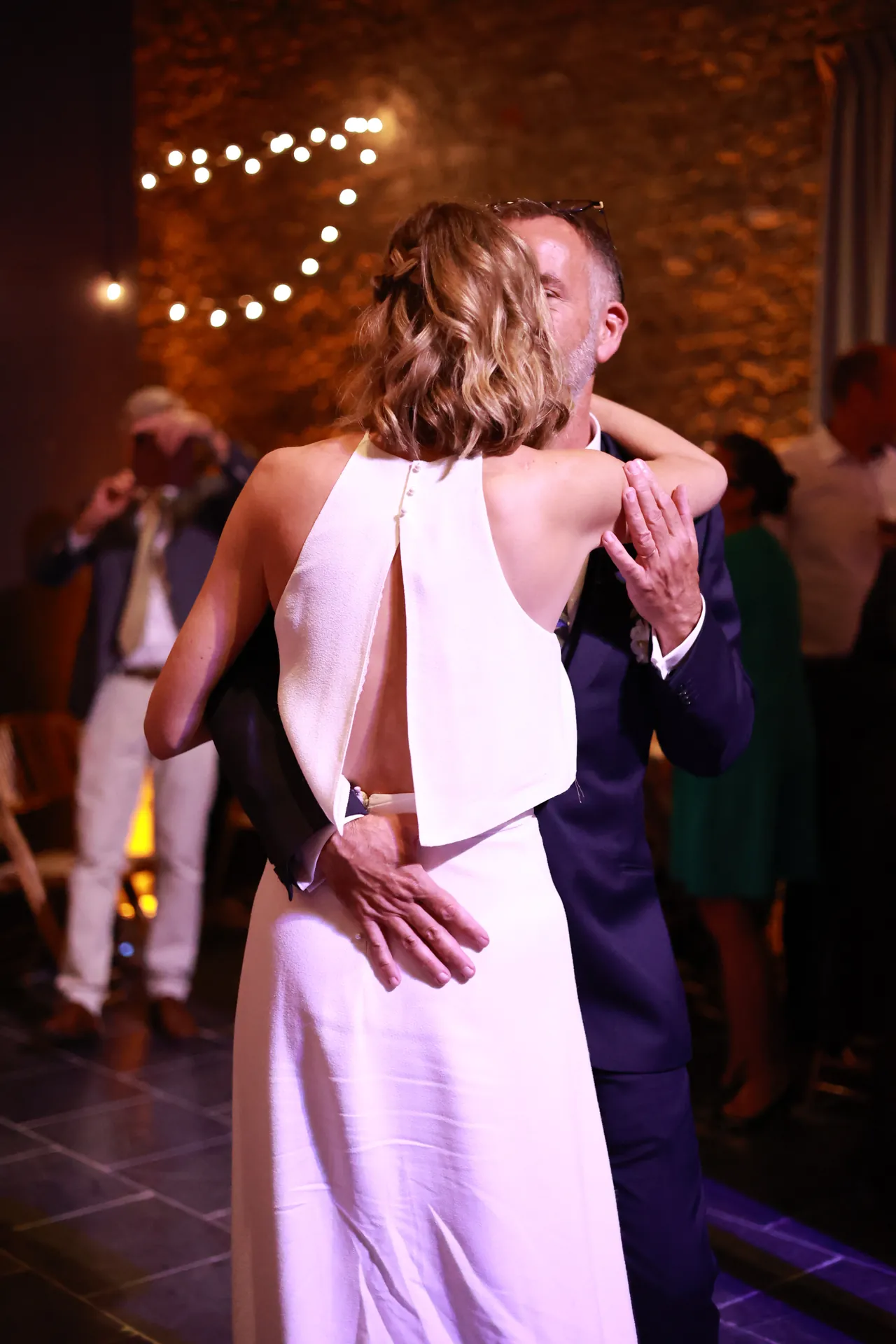 Le dos de la robe, une main posée à la taille