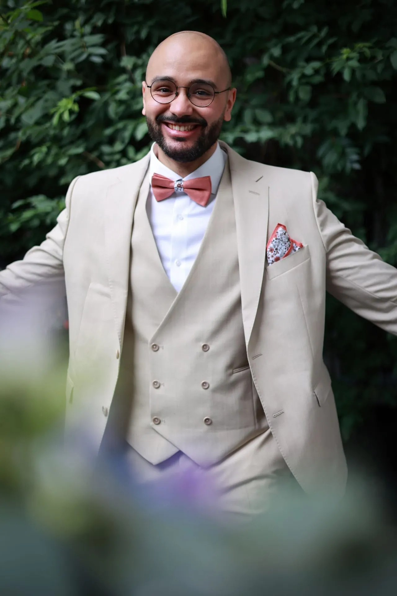 Portrait souriant en costume beige, bras ouverts