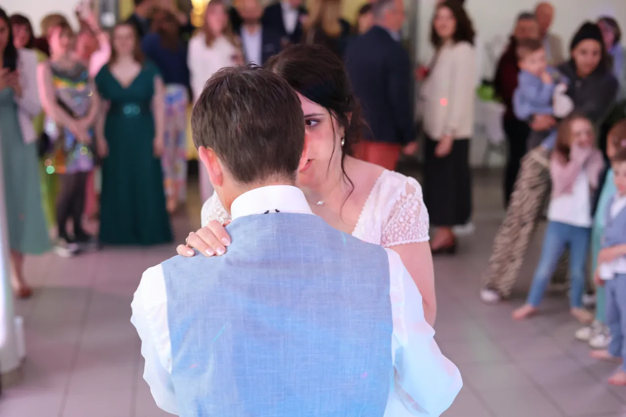 Par-dessus l'épaule, les invités qui regardent