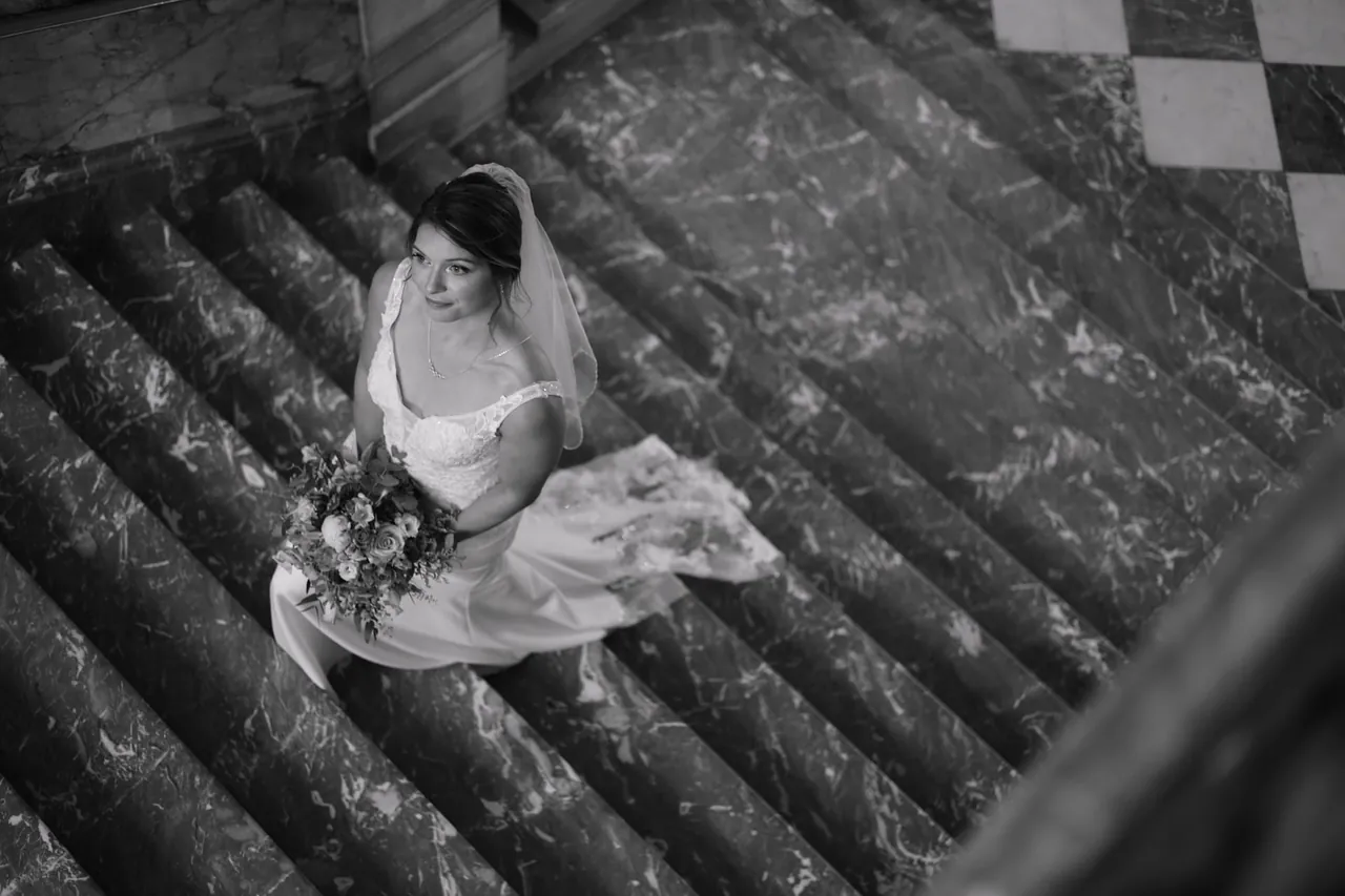 Plongée sur l'escalier de marbre, en noir et blanc