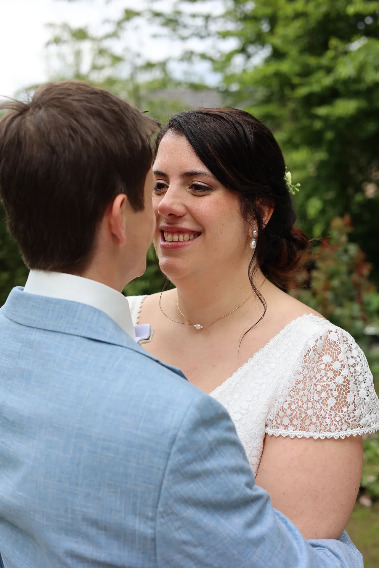 Enlacés, un sourire tendre