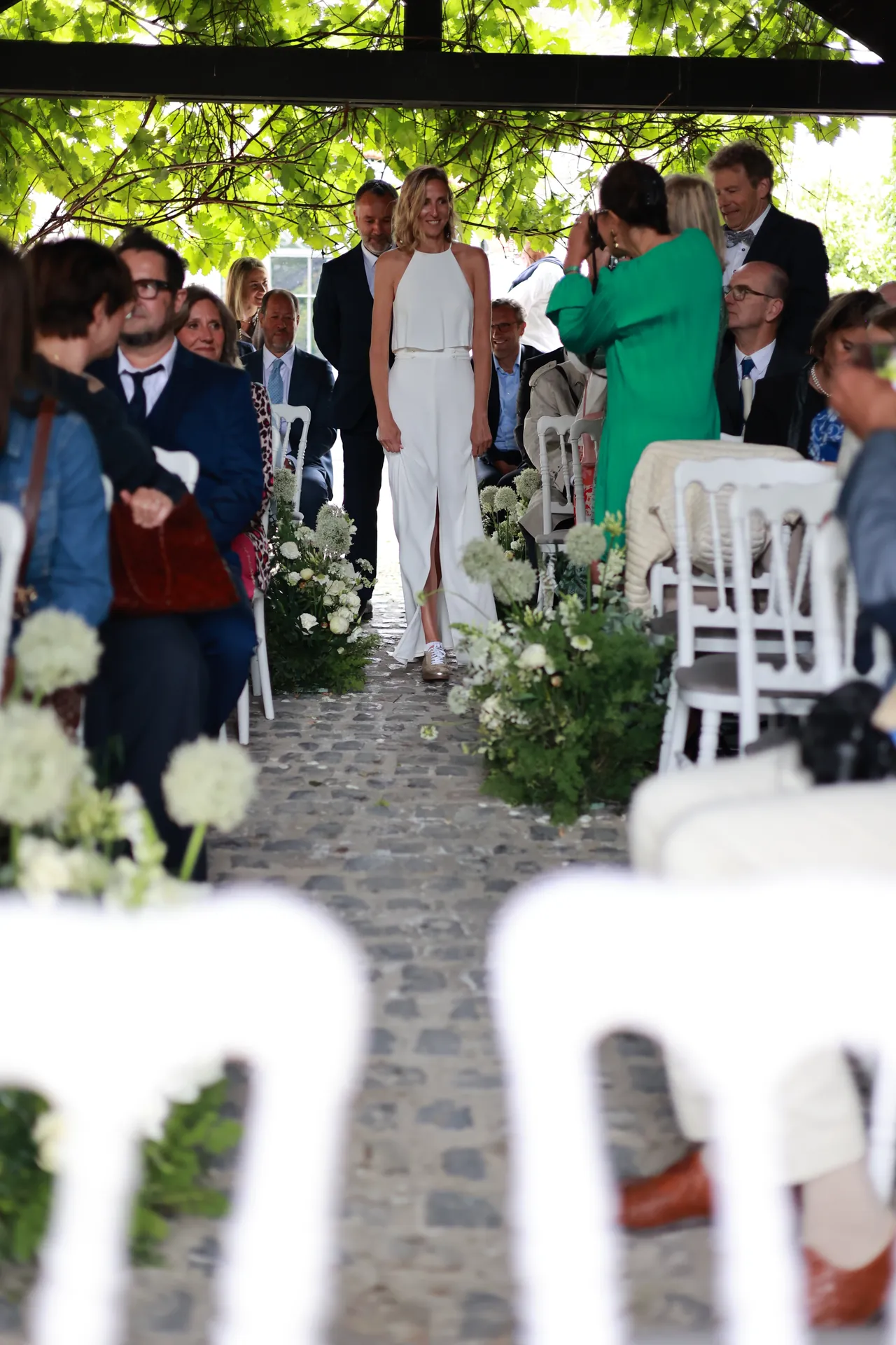 Les invités prennent place le long de l'allée fleurie