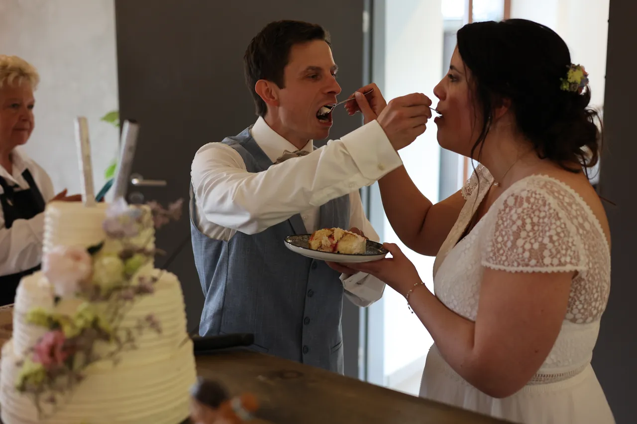 La première bouchée de gâteau, offerte à l'autre