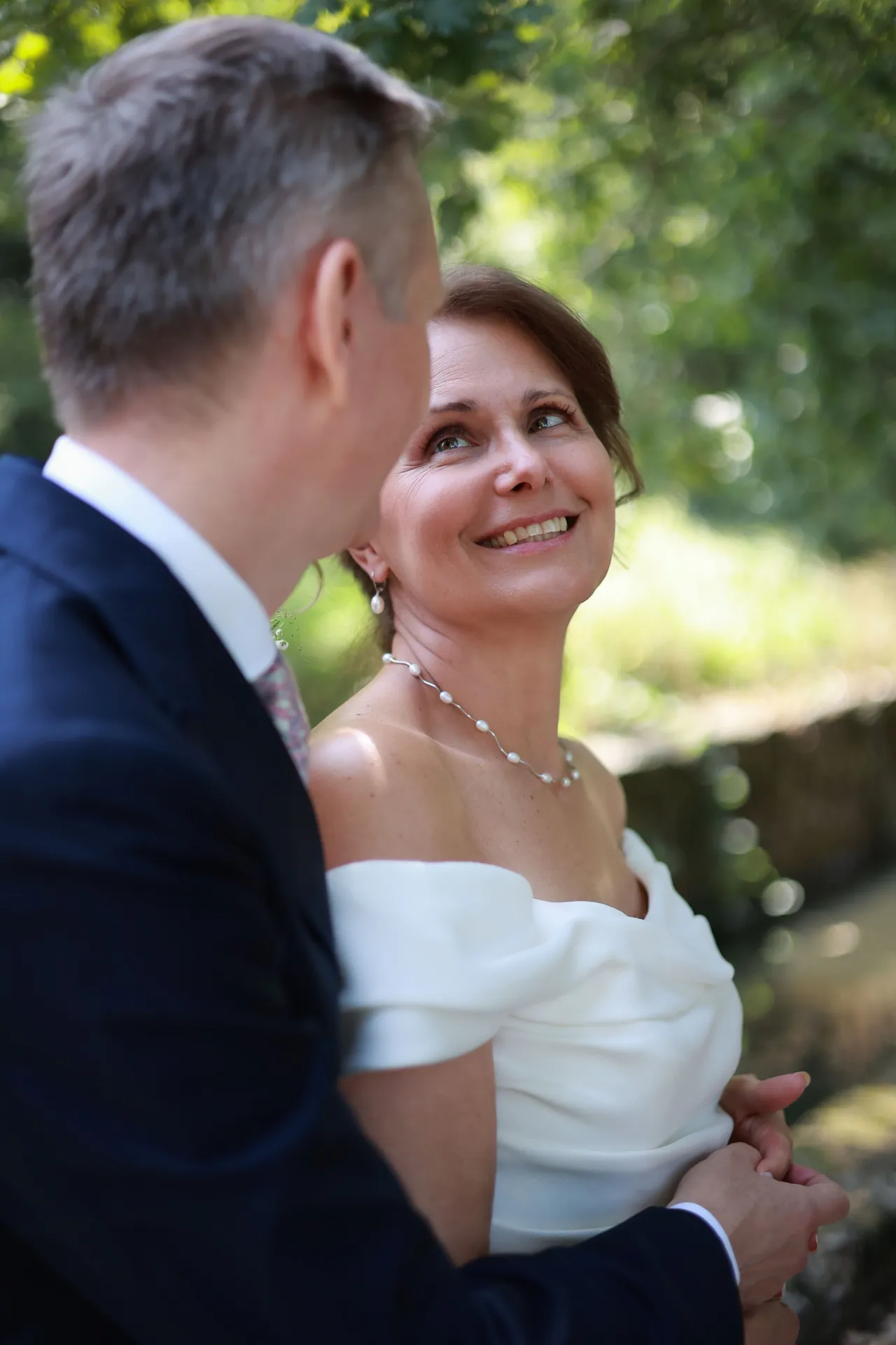 Un regard levé, plein de tendresse