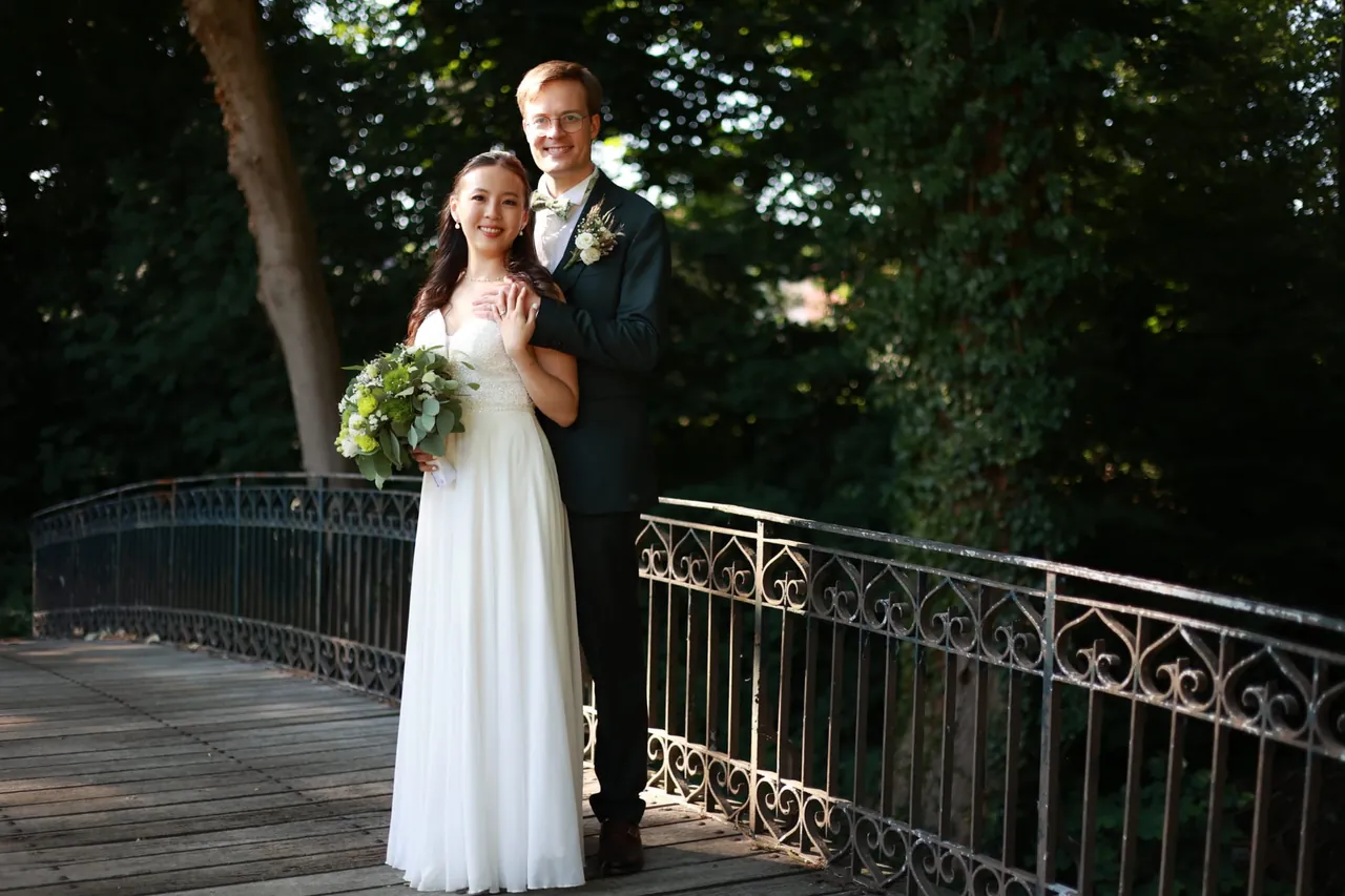 Le couple sur le pont de fer forgé