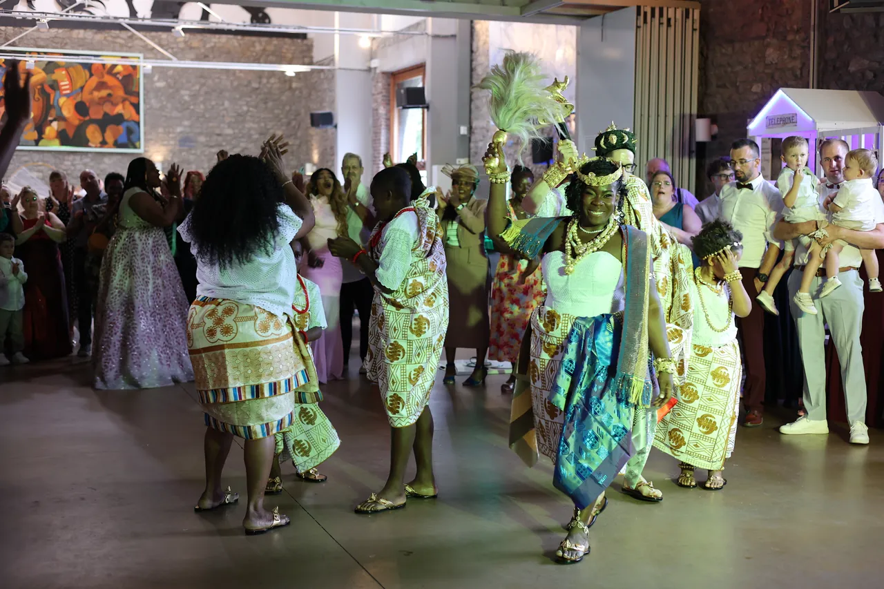 Une danse traditionnelle au milieu des invités