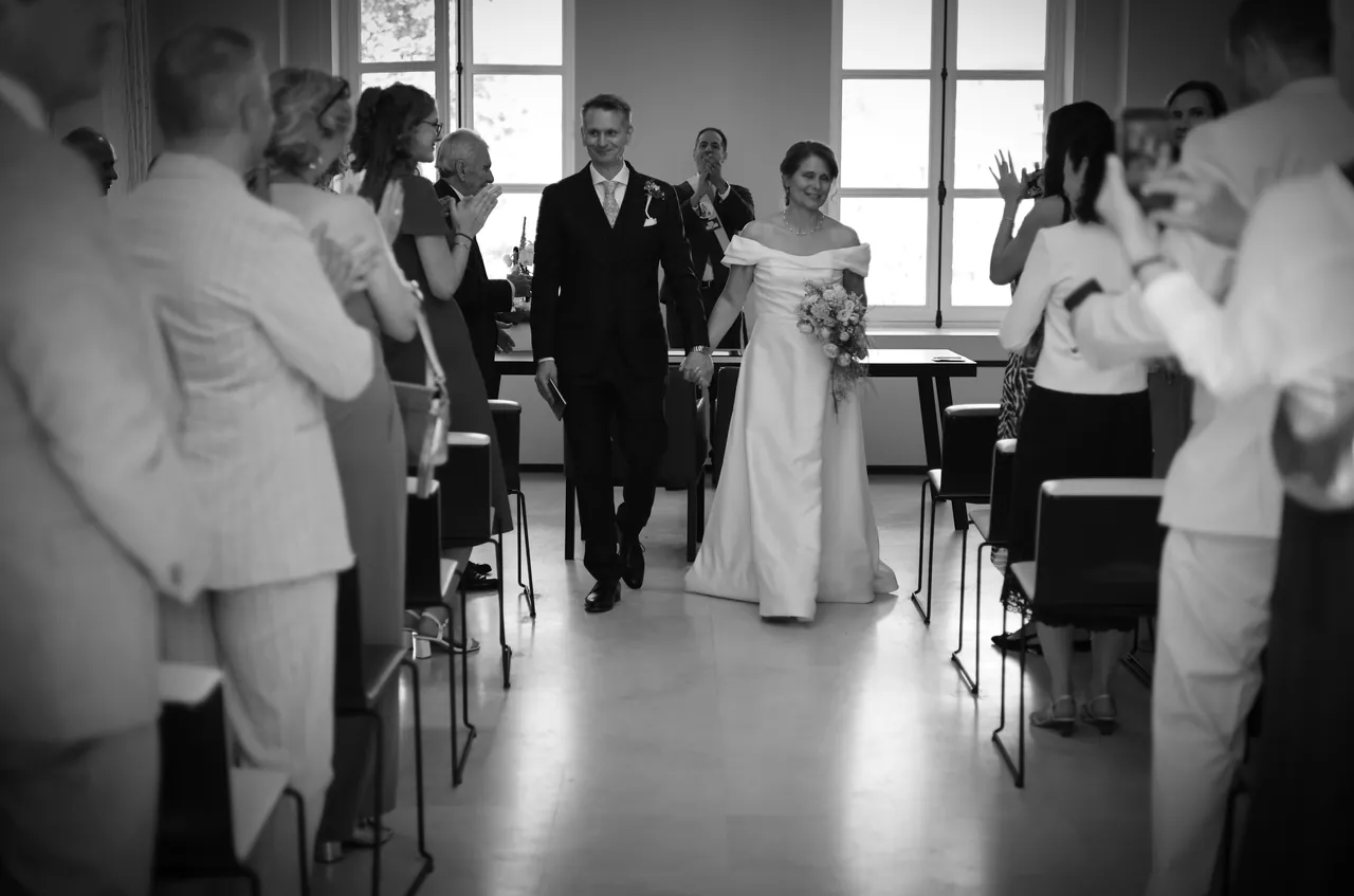La sortie sous les applaudissements, en noir et blanc