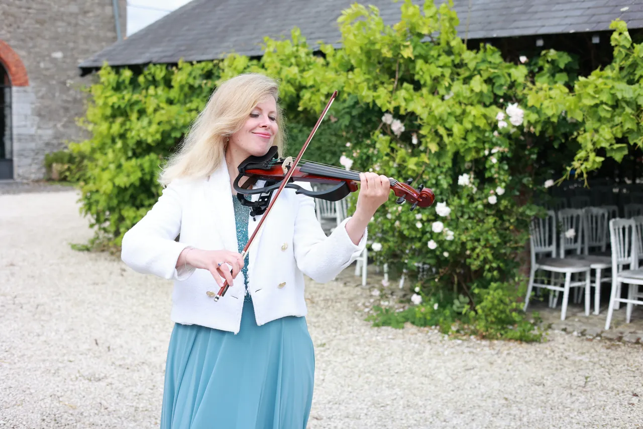Le violon, les yeux fermés, avant la cérémonie