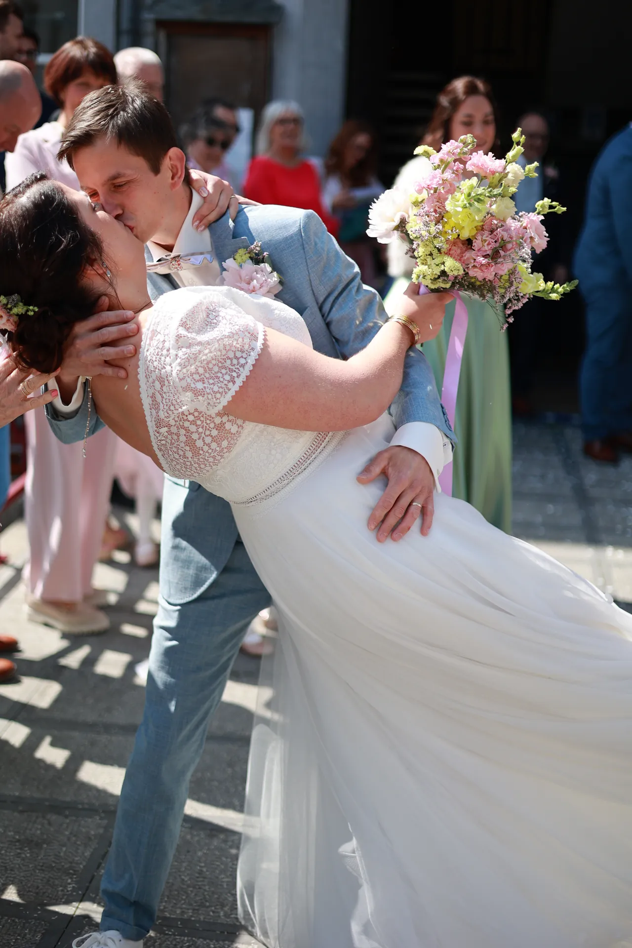 Un baiser renversé, le bouquet levé vers le ciel