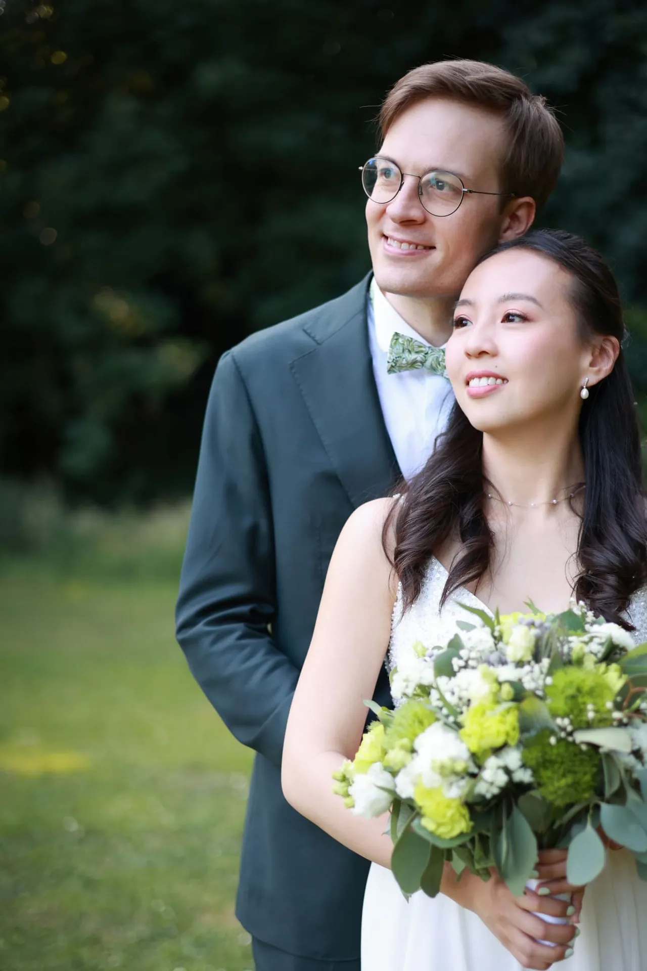 Le couple enlacé, le regard au loin