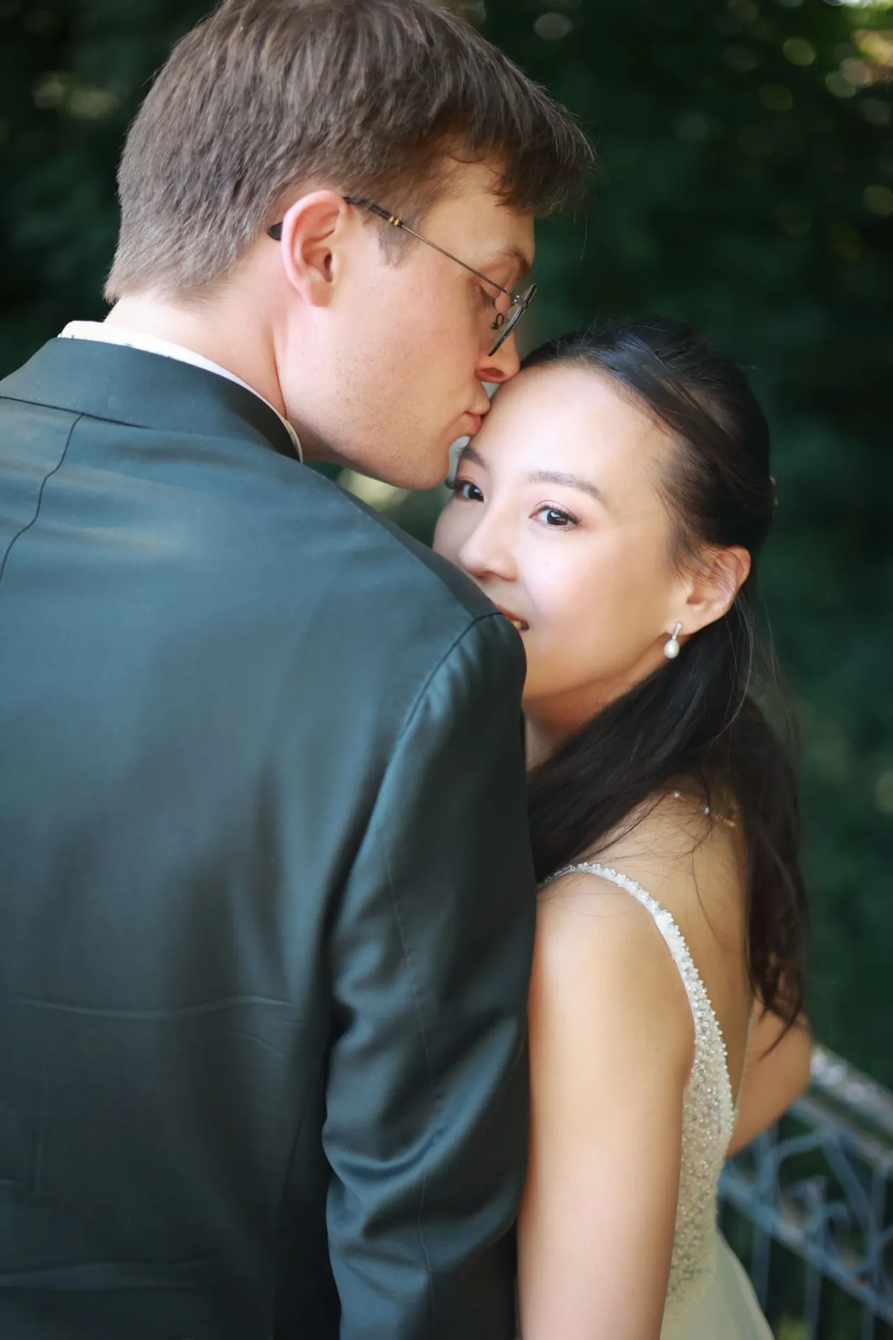 Un baiser sur la tempe, le regard vers l'objectif