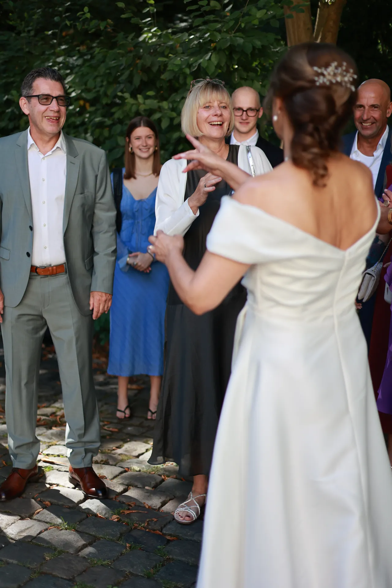 Les invités éclatent de rire