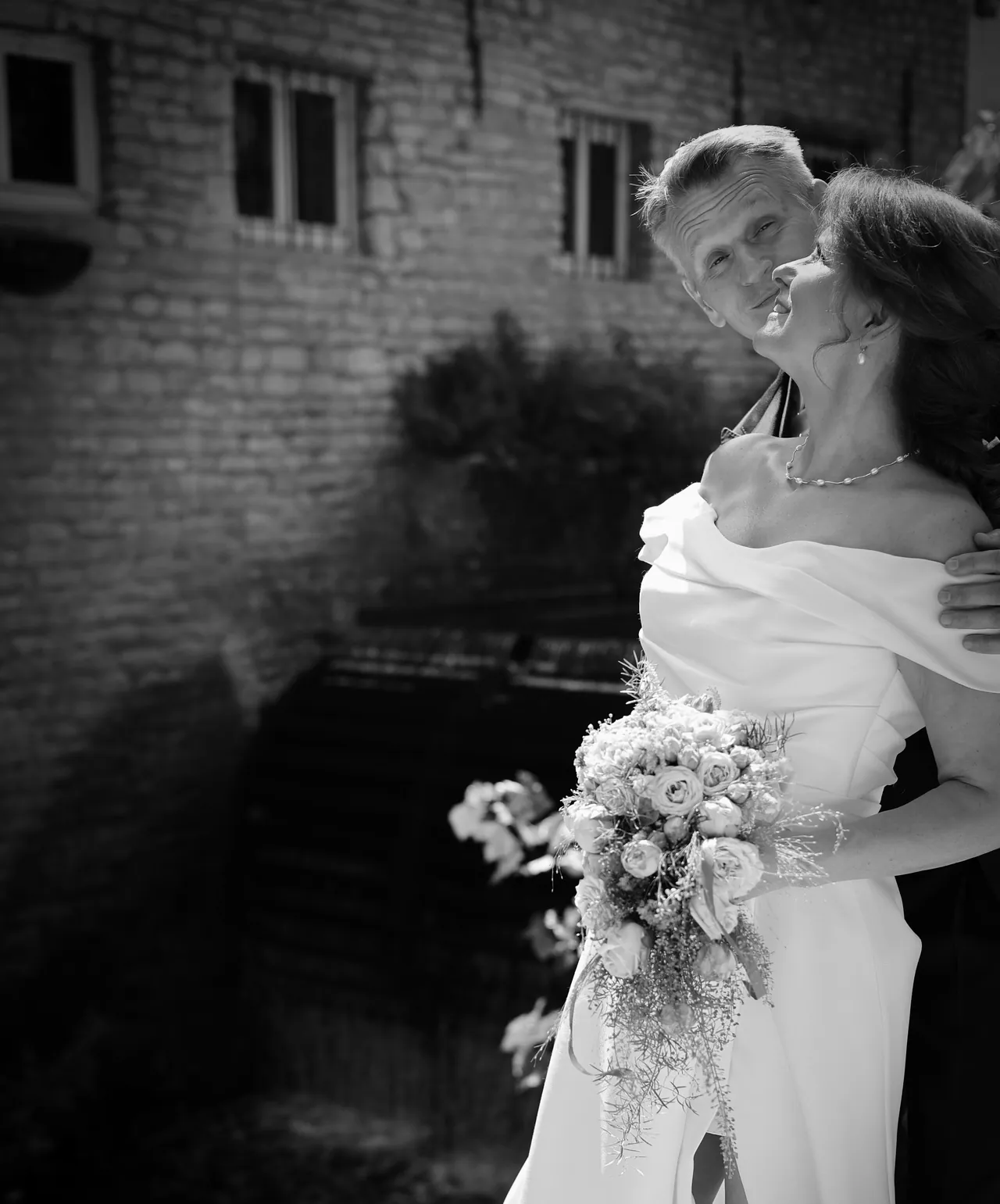 Un baiser devant le mur de pierre, en noir et blanc