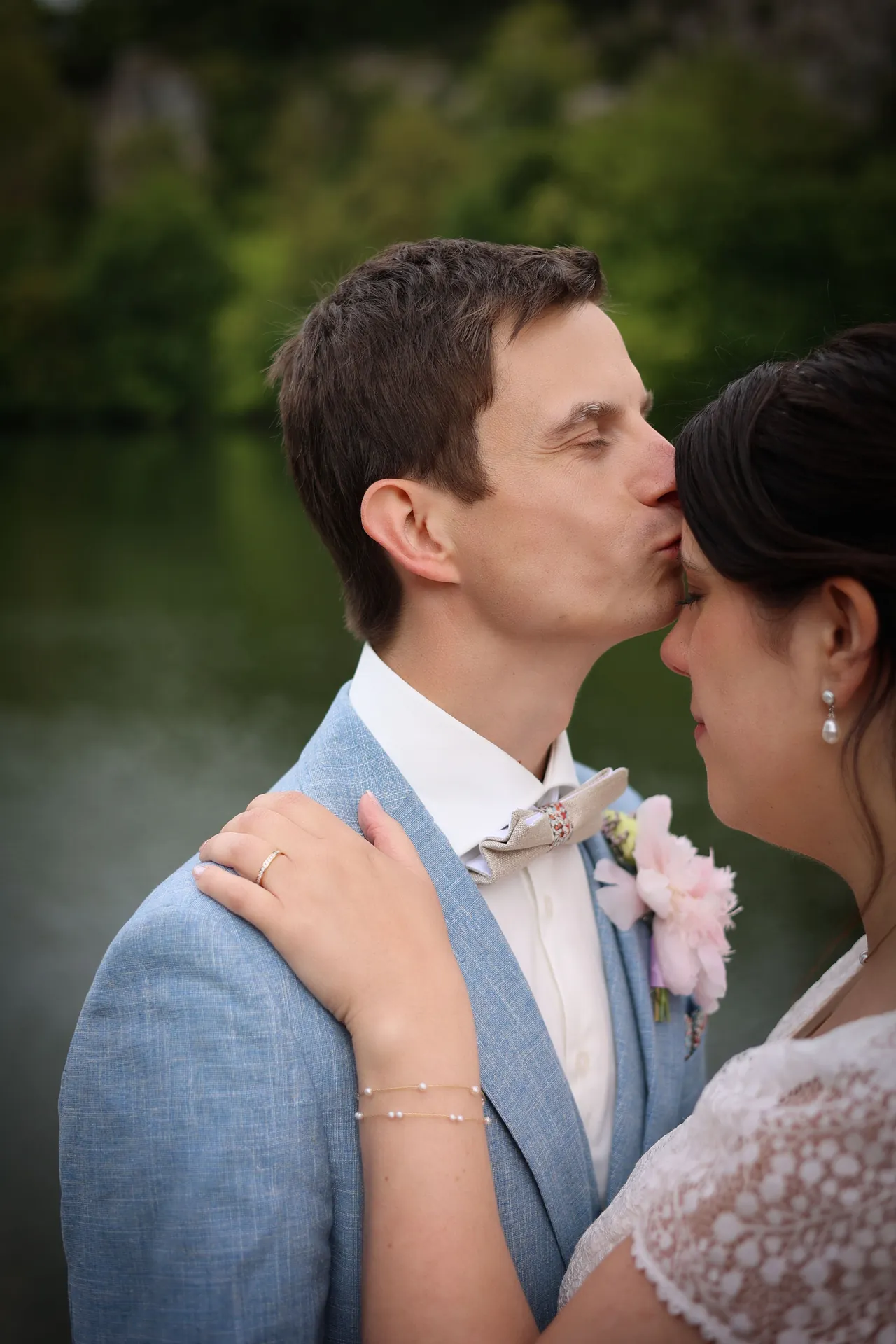 Un baiser sur la tempe, au bord du lac