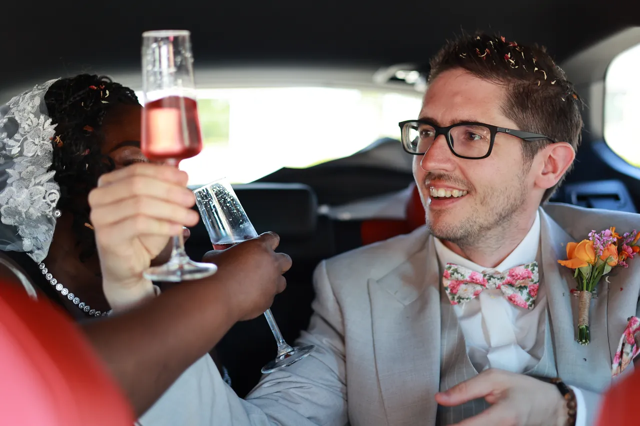 On trinque en voiture, un sourire complice