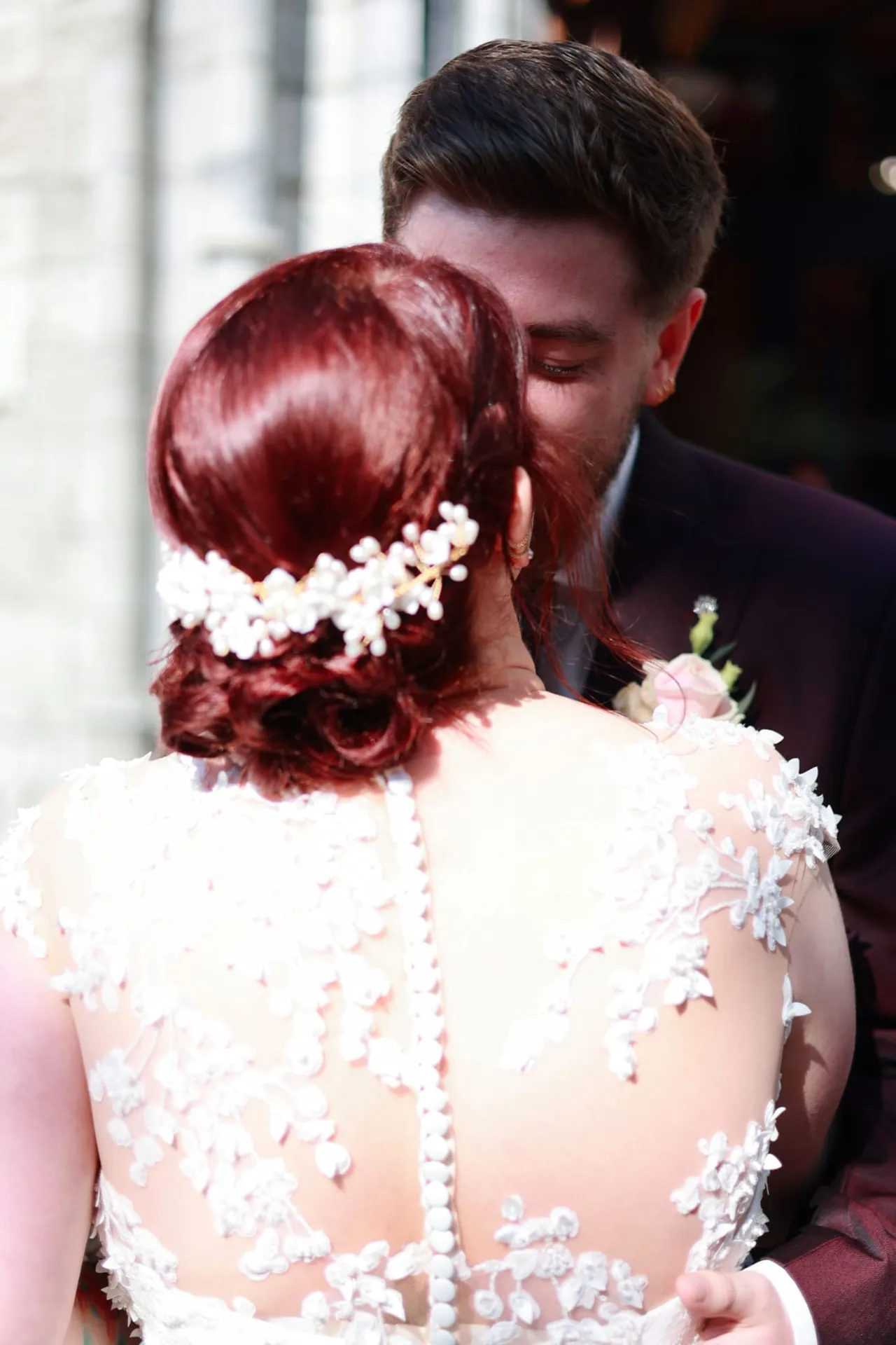 Enlacés, vus de dos, un peigne fleuri dans les cheveux