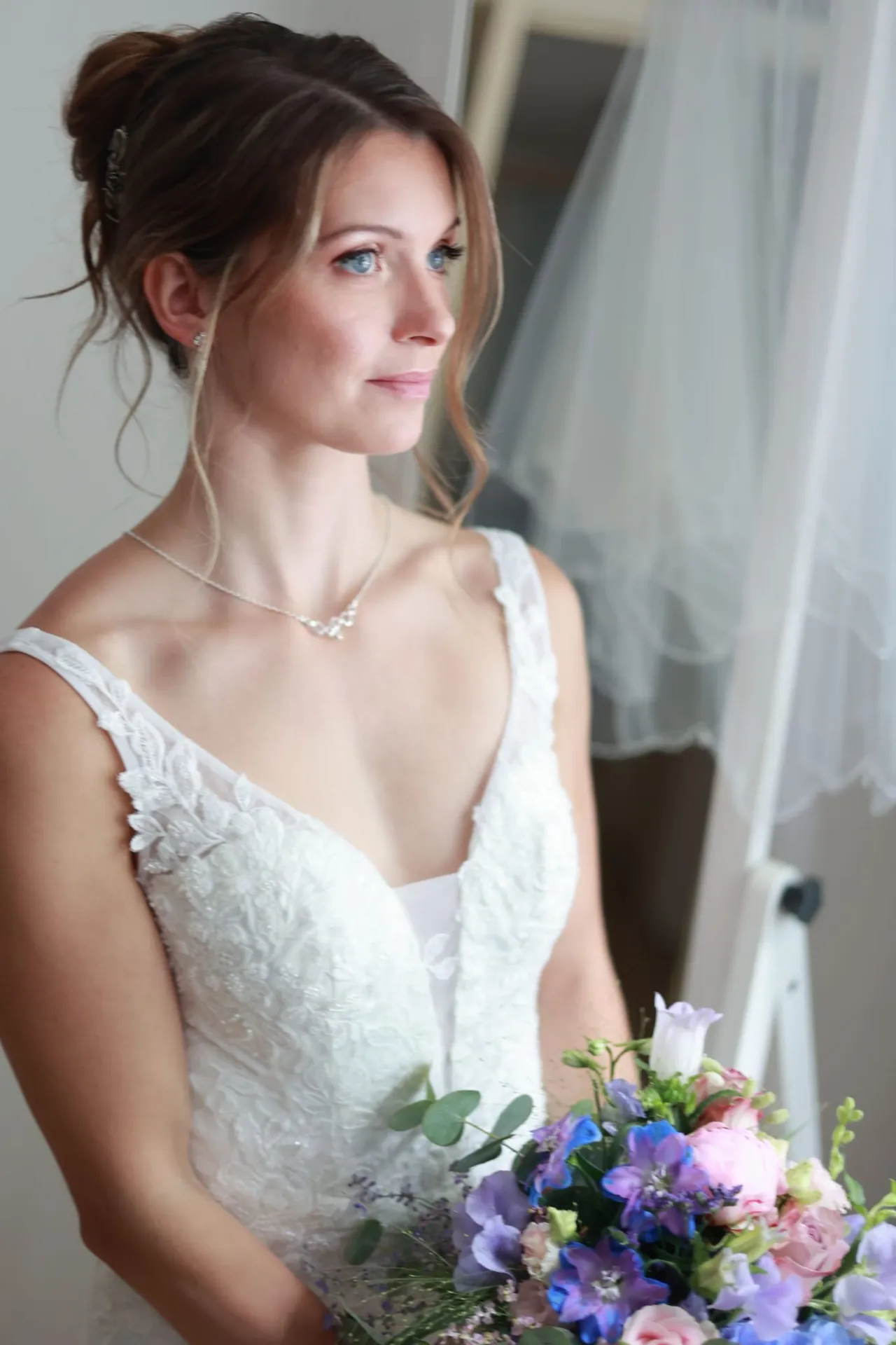 Portrait près de la fenêtre, voile et bouquet