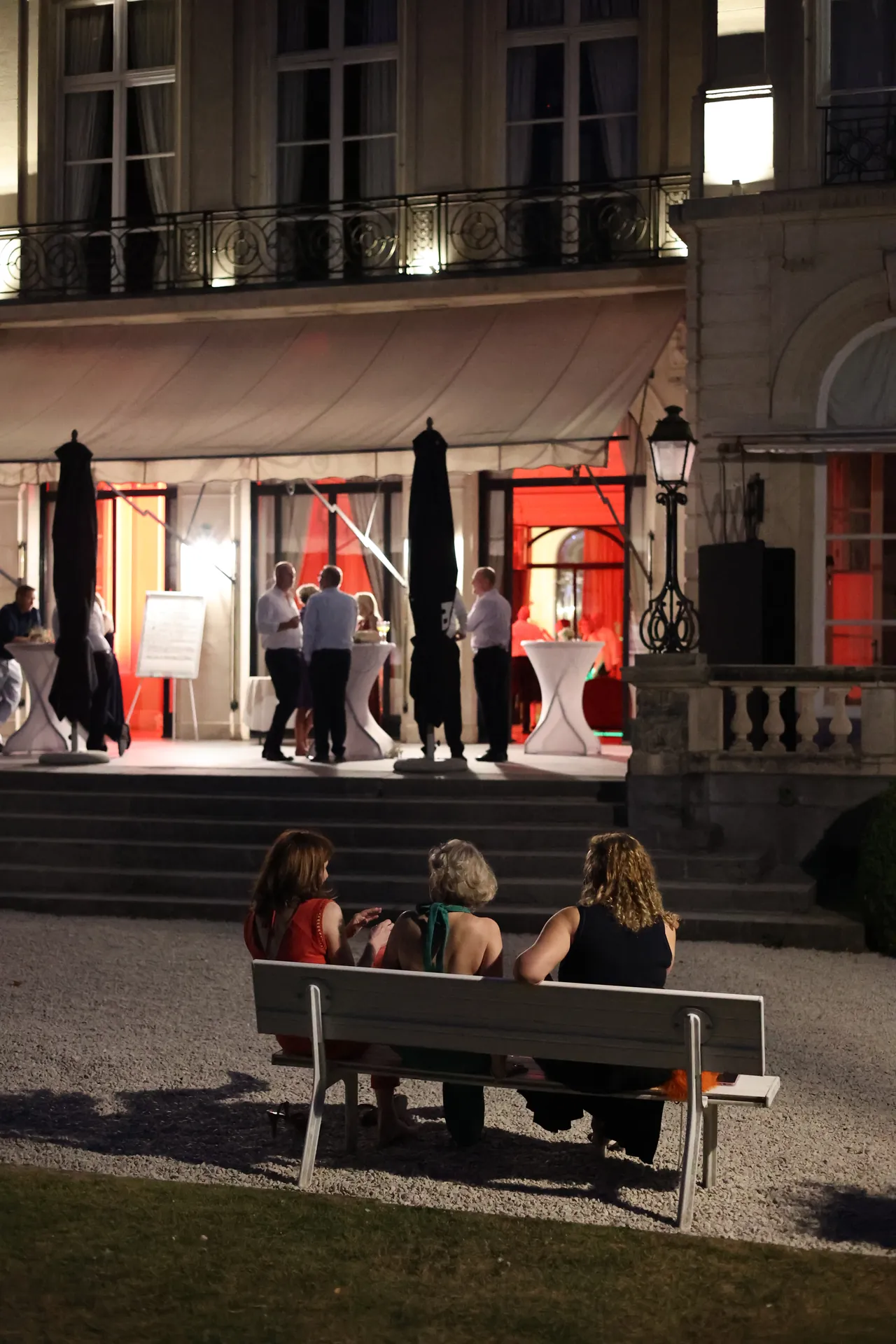 Une pause sur un banc, face à la terrasse illuminée