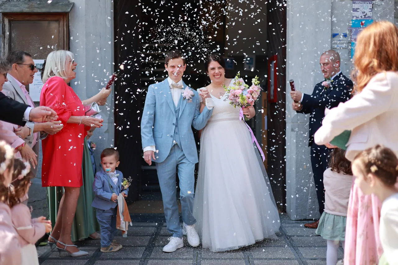 La sortie de la maison communale sous les confettis