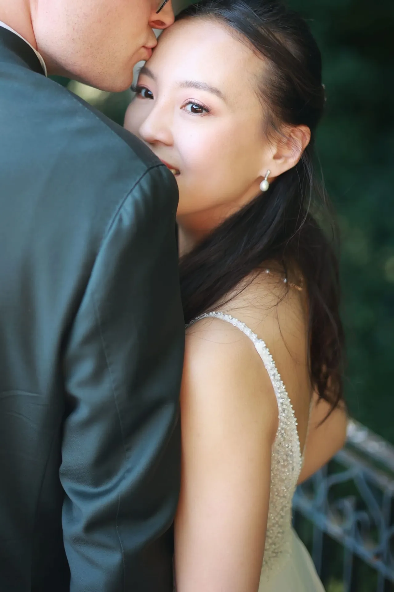 Un baiser sur la tempe, en plan serré