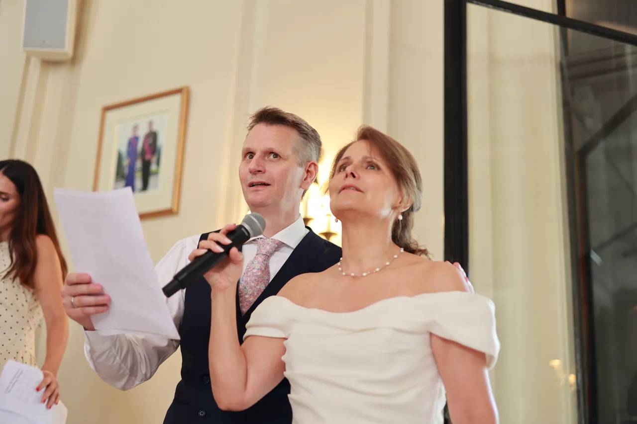 Un duo au micro, pour les invités